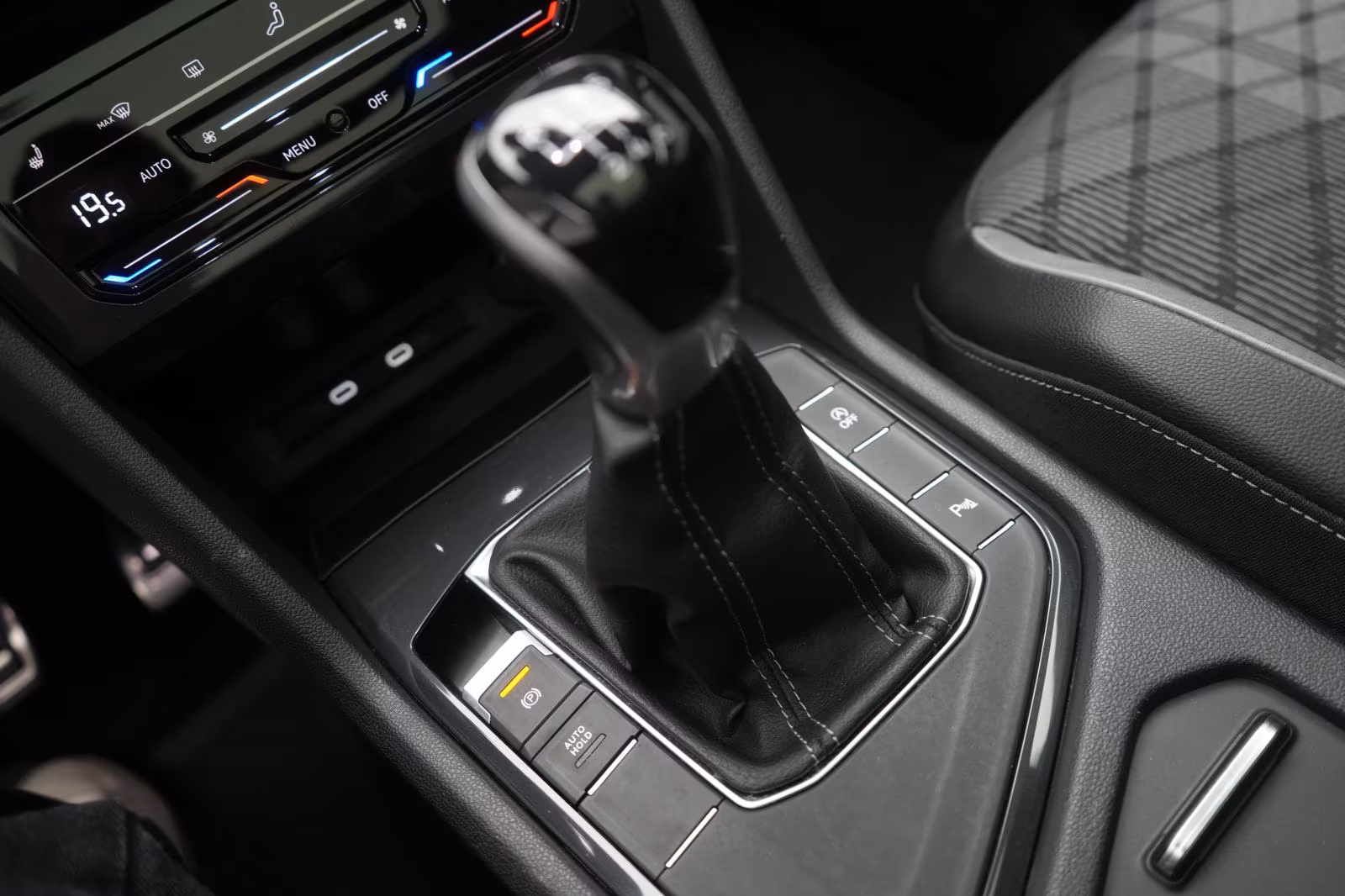 (B-164) Volkswagen Tiguan 2.0 TDI R-Line CarPlay/ACC/Virtual/Pano/A - Image 13
