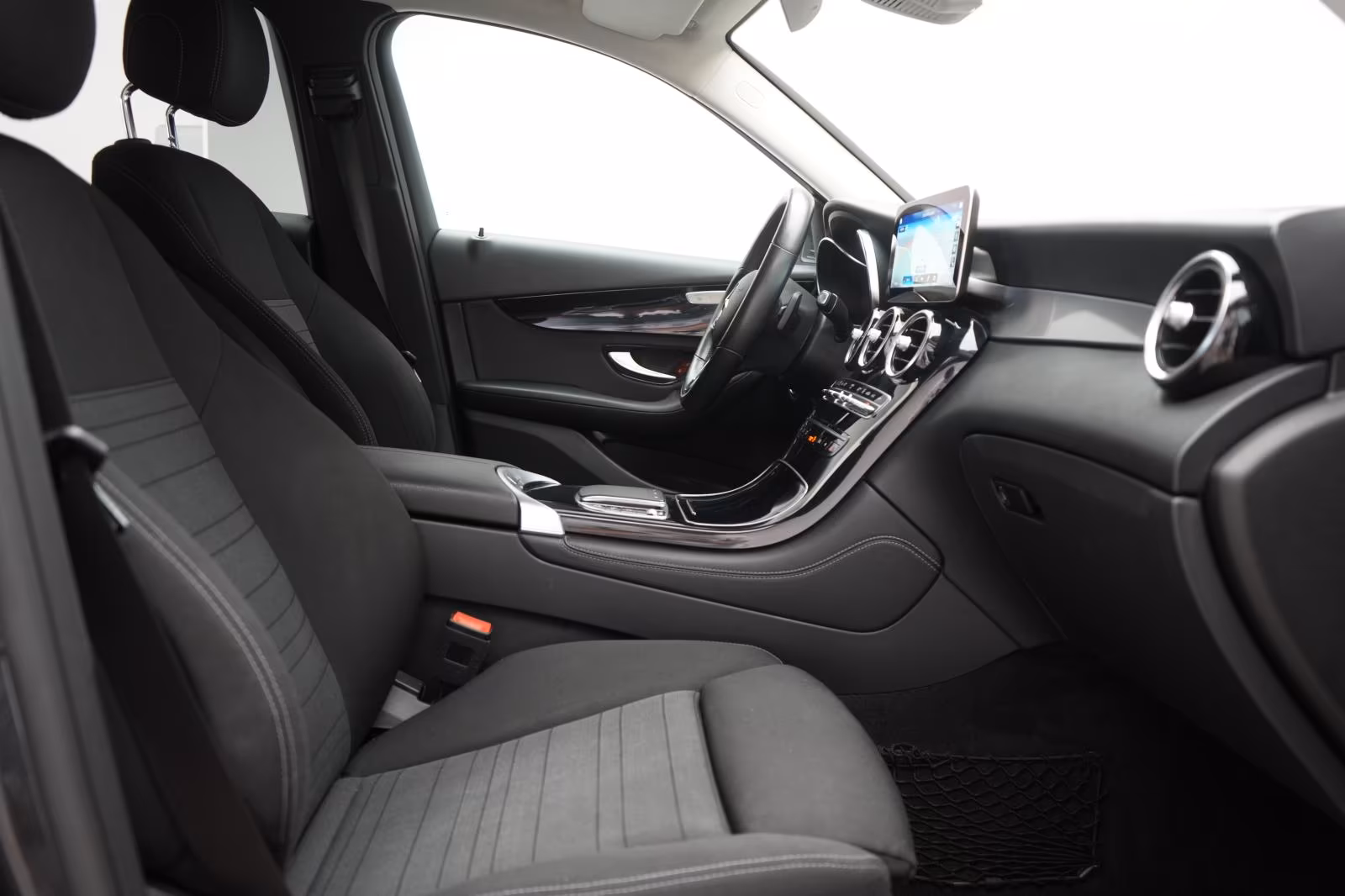 (B-088) Mercedes-Benz GLC 300 e 4Matic 9G-Tronic Distronic/Carplay/Lan - Image 9