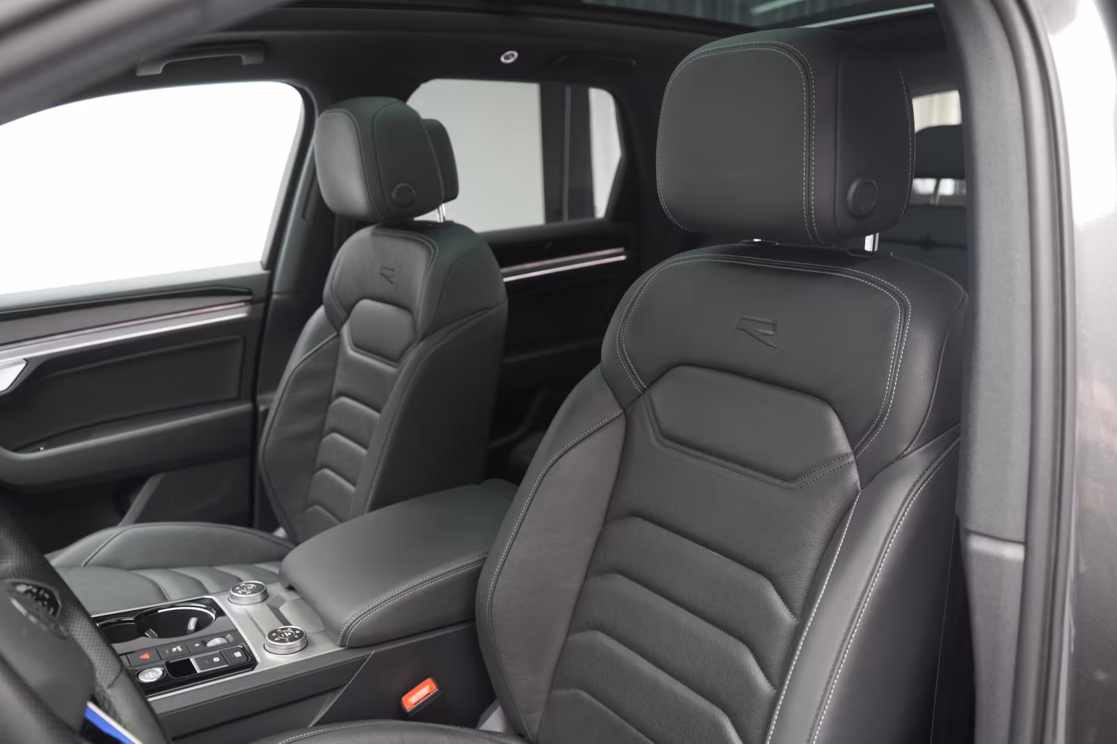 (B-334) Volkswagen(Hybrid) Touareg 3.0 V6 e-Hybrid 4Motion R line Leder/ACC - Image 8