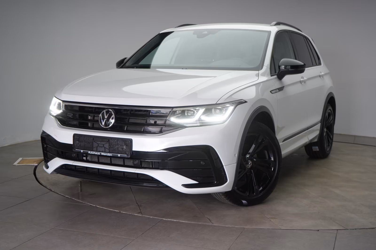 (B-115) Volkswagen Tiguan 1.5 TSI DSG R line ACC/Virtual/AHK/Lane/I - Image 3