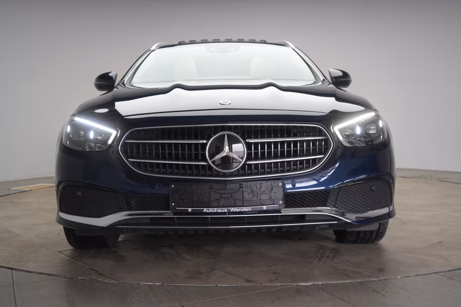 (B-368) Mercedes-Benz(Hybrid) E 300 de 4Matic T 9G-Tronic Avantgarde Distronic - Image 2