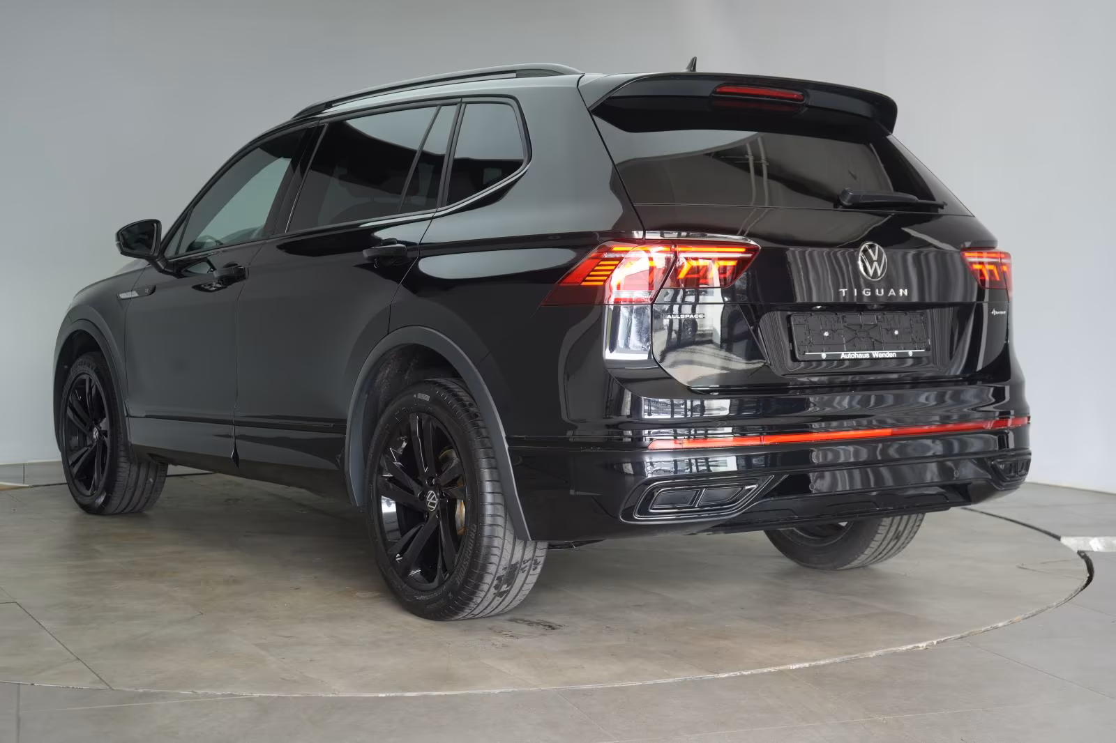 (B-373) Volkswagen Tiguan Allspace 2.0 TDI SCR 4Motion DSG R-Line - Image 4