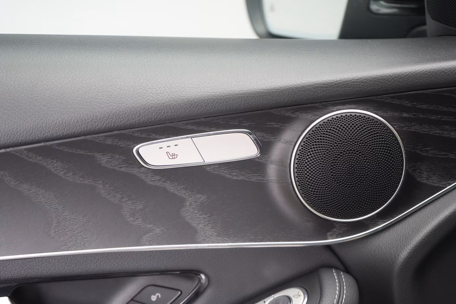 (B-084) Mercedes-Benz(Hybrid) GLC 300 de 4Matic 9G-Tronic AMG Line CarPlay/ - Image 22
