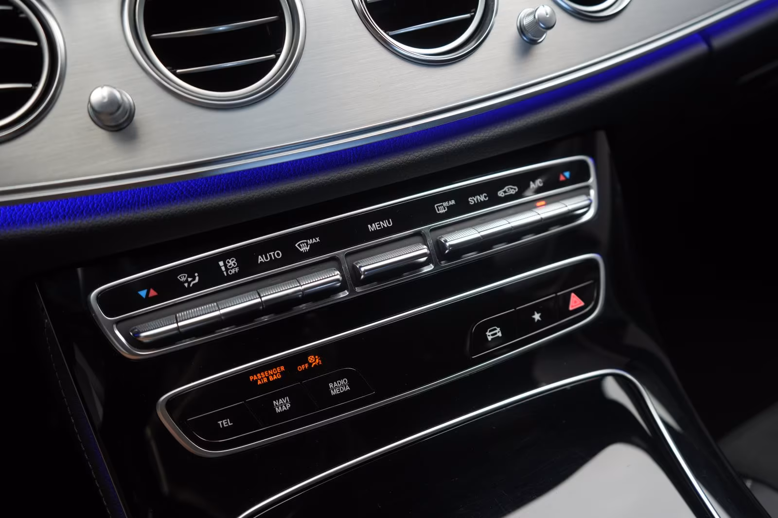 (B-599) Mercedes-Benz(7 ghế) E 300 d 4Matic T 9G-Tronic AMG Distroni - Image 21