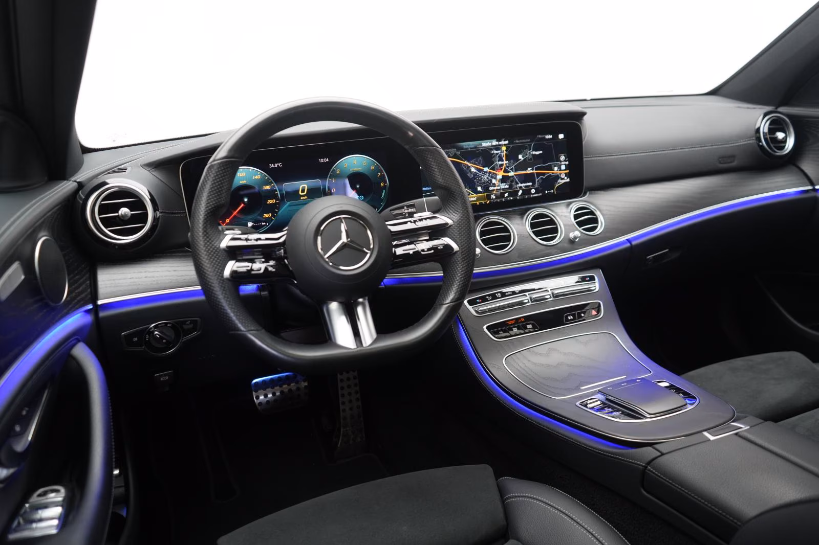 (B-150) Mercedes-Benz(Hybrid) E 300 e T AMG Distronic/Kamera/Pano/Carplay/Lane - Image 7
