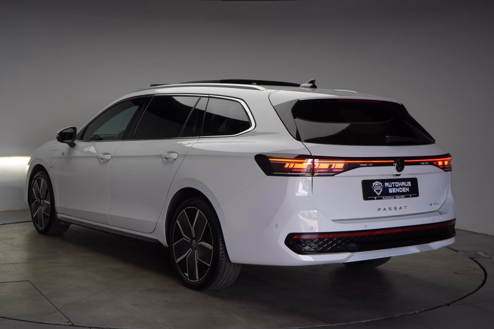 (B-326) Volkswagen(Hybrid) Passat 1.5 e-Hybrid DSG R-Line ACC/Kamera/Pano/A - Image 4