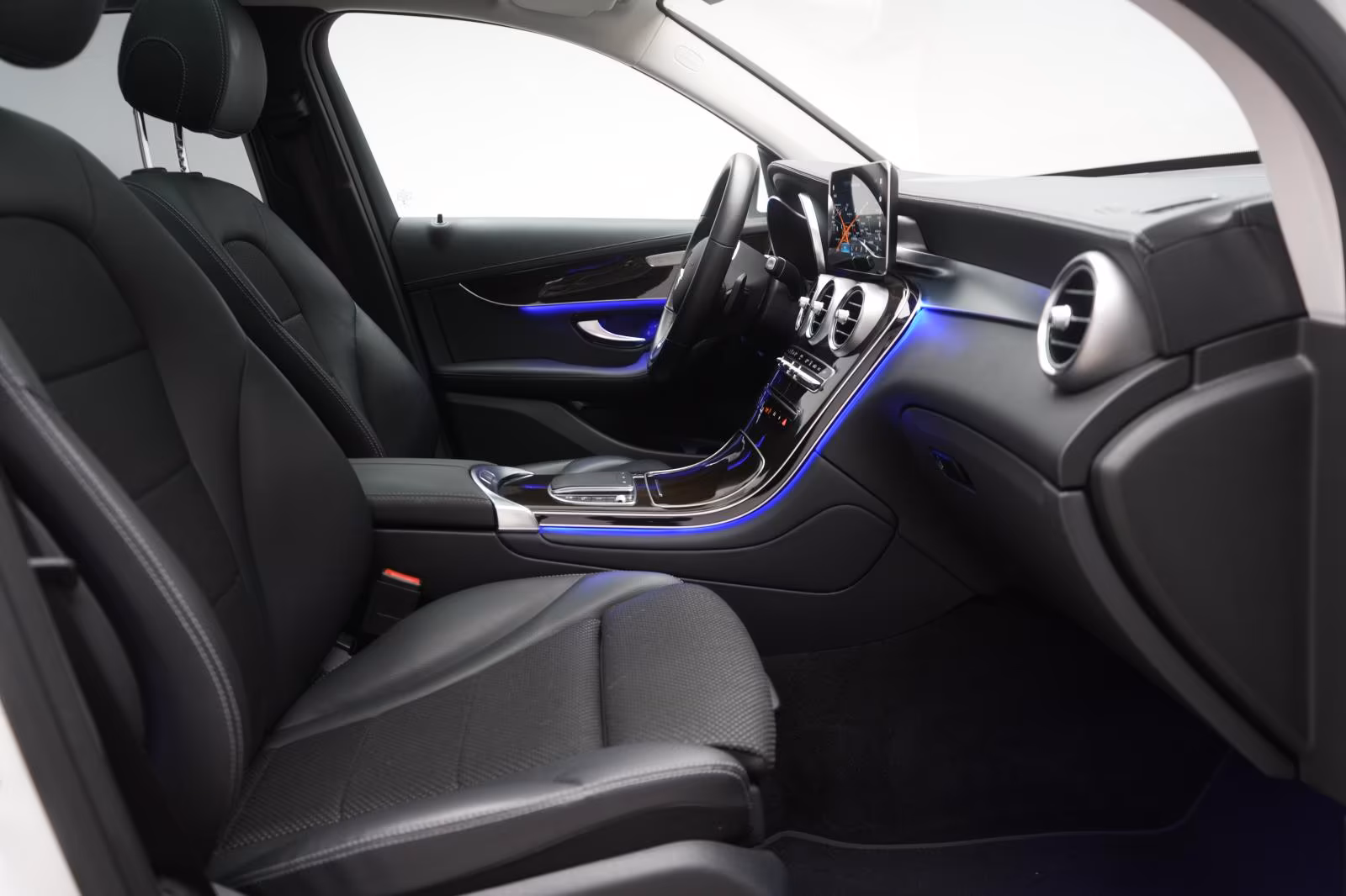 (B-233) Mercedes-Benz(Hybrid) GLC 300 e 4Matic 9G-Tronic Temp/Kamera/Pano/ - Image 9