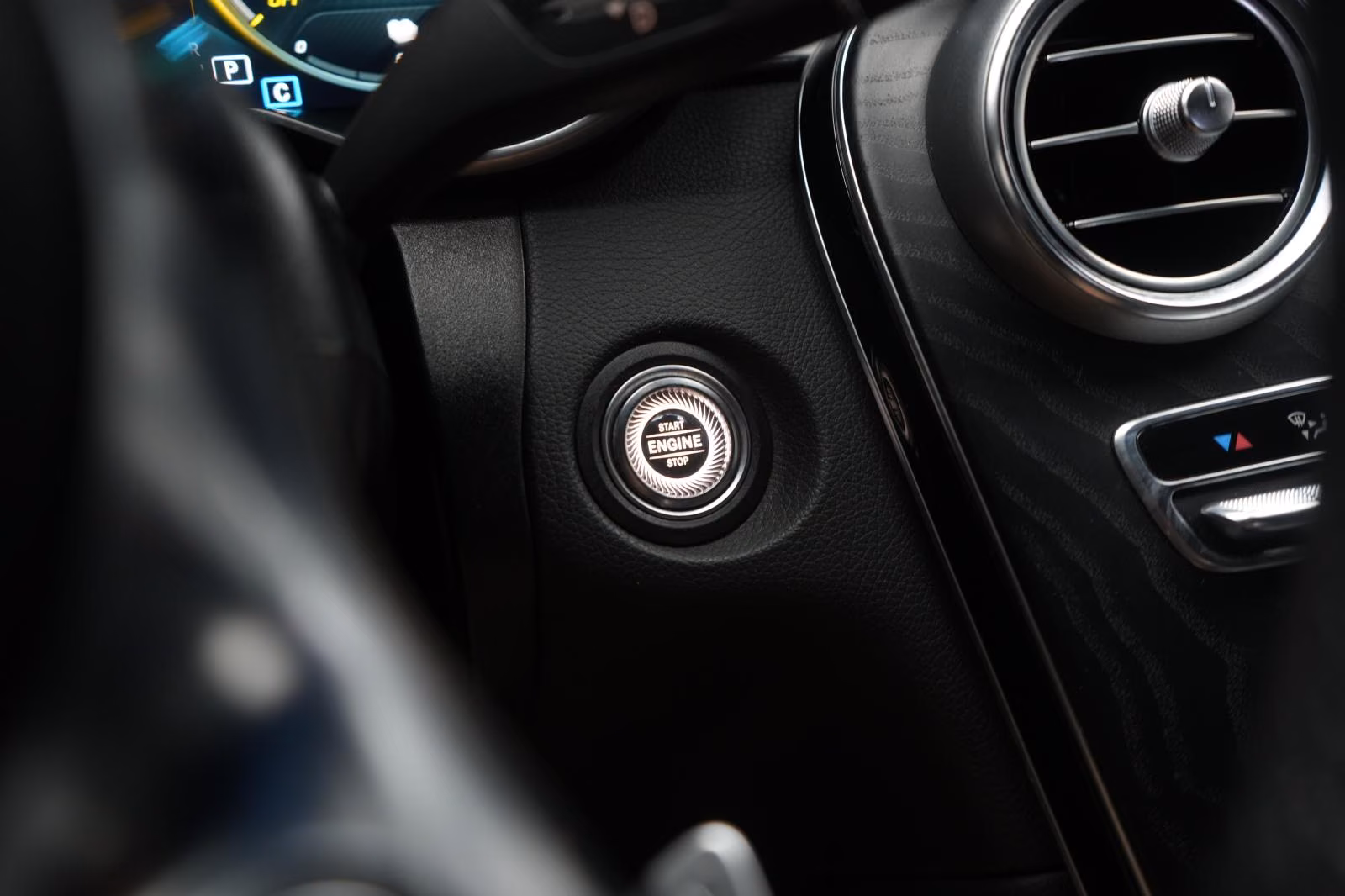 (B-515) Mercedes-Benz(Hybrid) GLC 300 de 4Matic 9G-Tronic AMG CarPlay/Tem - Image 16