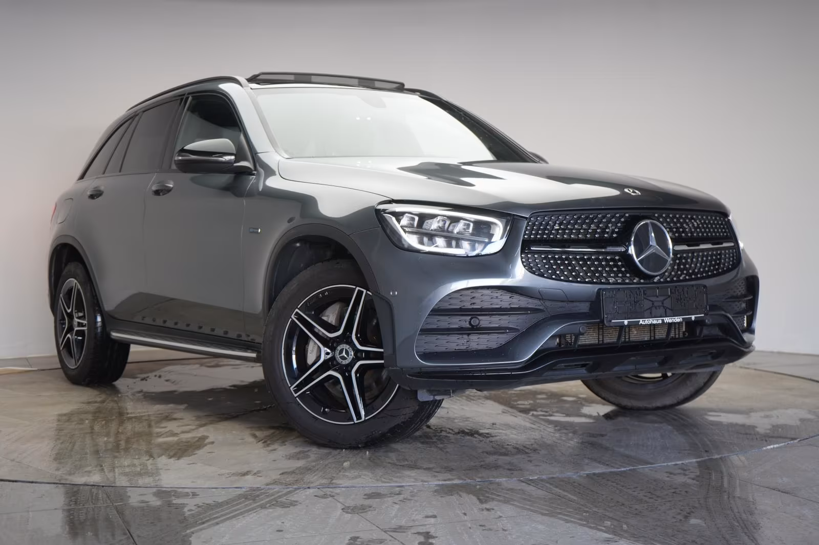 (B-716) Mercedes-Benz(Hybrid) GLC 300 e 4Matic 9G-Tronic AMG Temp/Kamera - Image 1