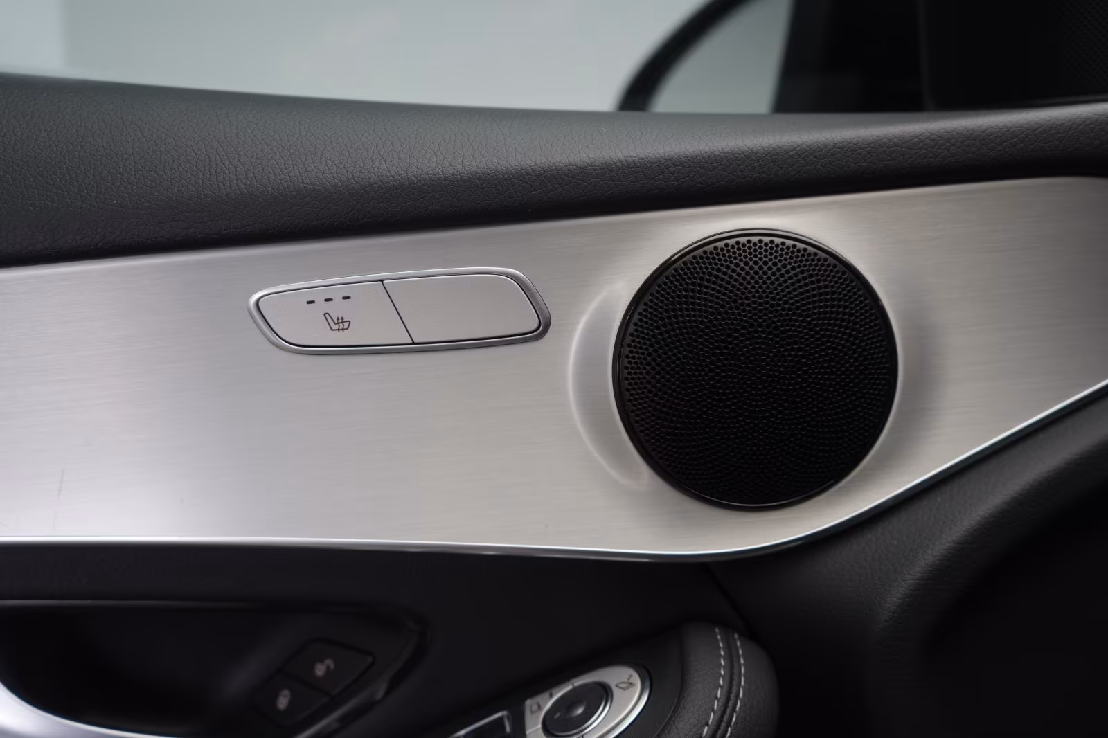 (B-761) Mercedes-Benz(Hybrid) GLC 300 de 4Matic 9G-Tronic AMG Navi/Temp/K - Image 17