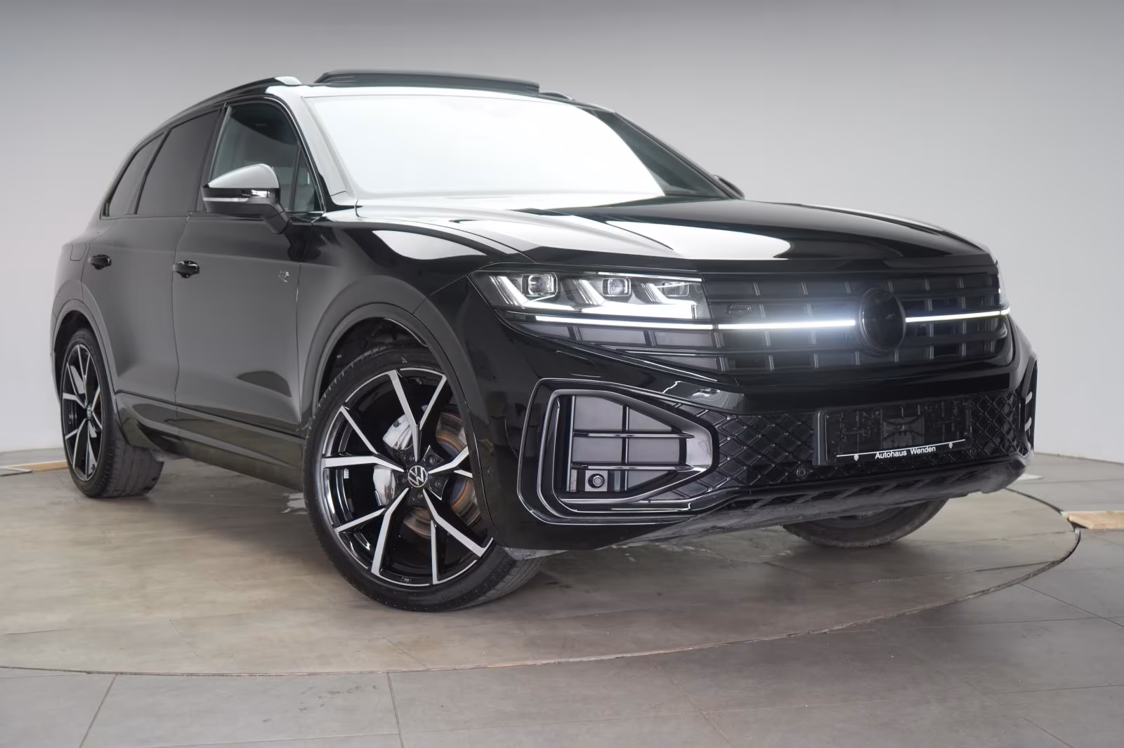 (B-295) Volkswagen Touareg 3.0 TDI 4Motion R-Line Leder/ACC/Pano/St - Image 1