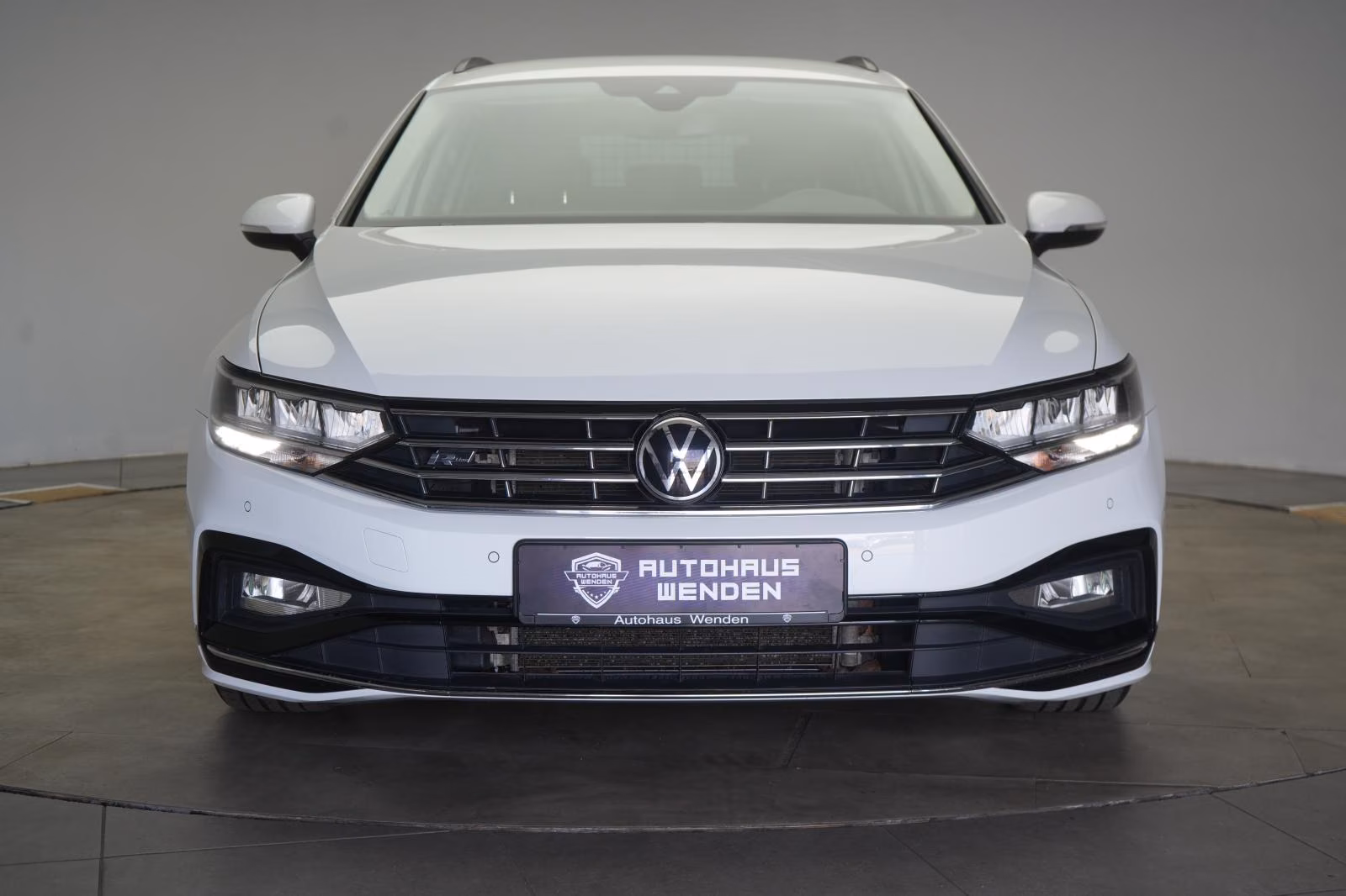(B-226) Volkswagen Passat Variant 2.0 TDI DSG Business R line ACC/K - Image 2