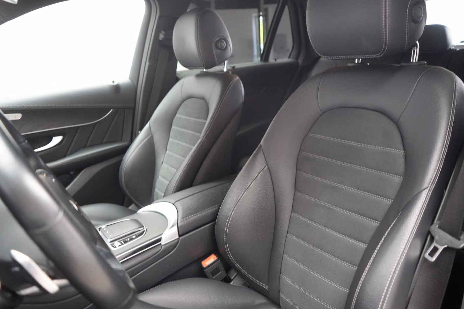 (B-515) Mercedes-Benz(Hybrid) GLC 300 de 4Matic 9G-Tronic AMG CarPlay/Tem - Image 7