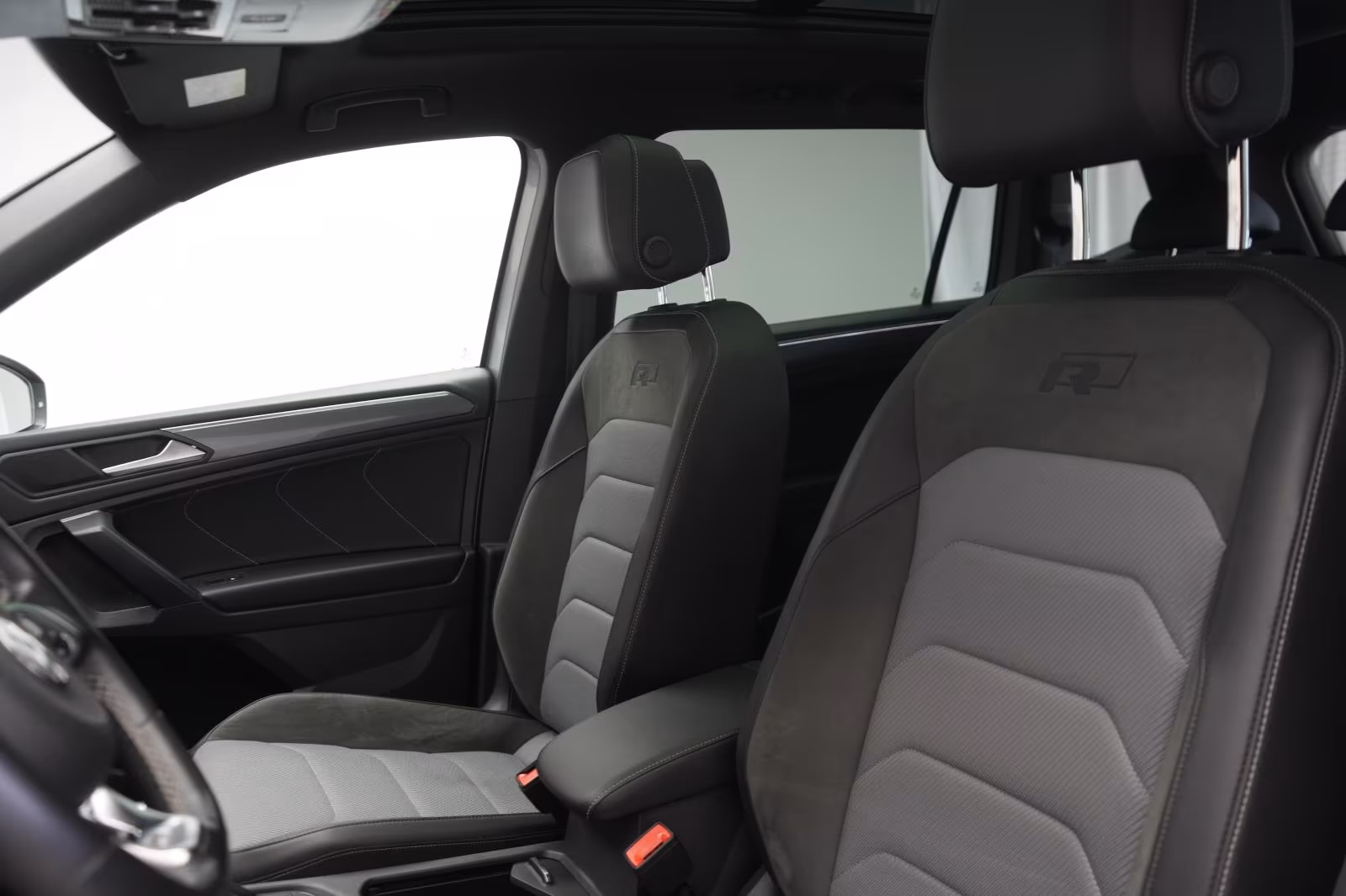 (B-592) Volkswagen Tiguan Allspace 2.0 TDI 4Motion DSG Highline R l - Image 7
