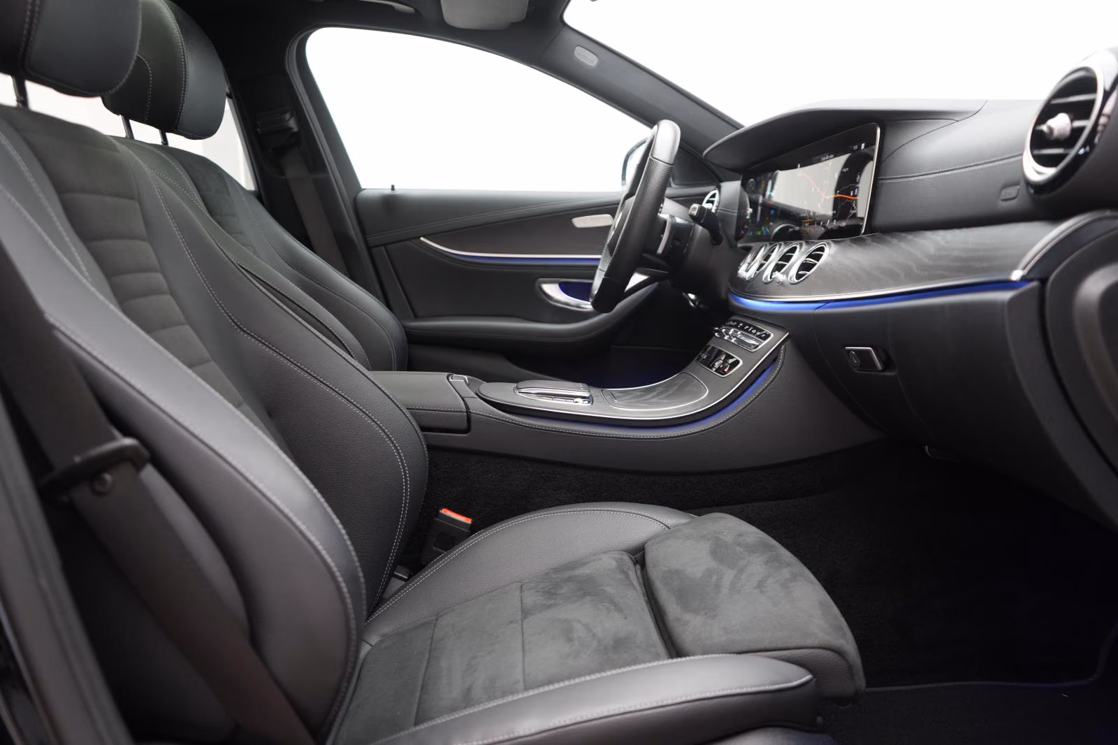 (B-150) Mercedes-Benz(Hybrid) E 300 e T AMG Distronic/Kamera/Pano/Carplay/Lane - Image 9