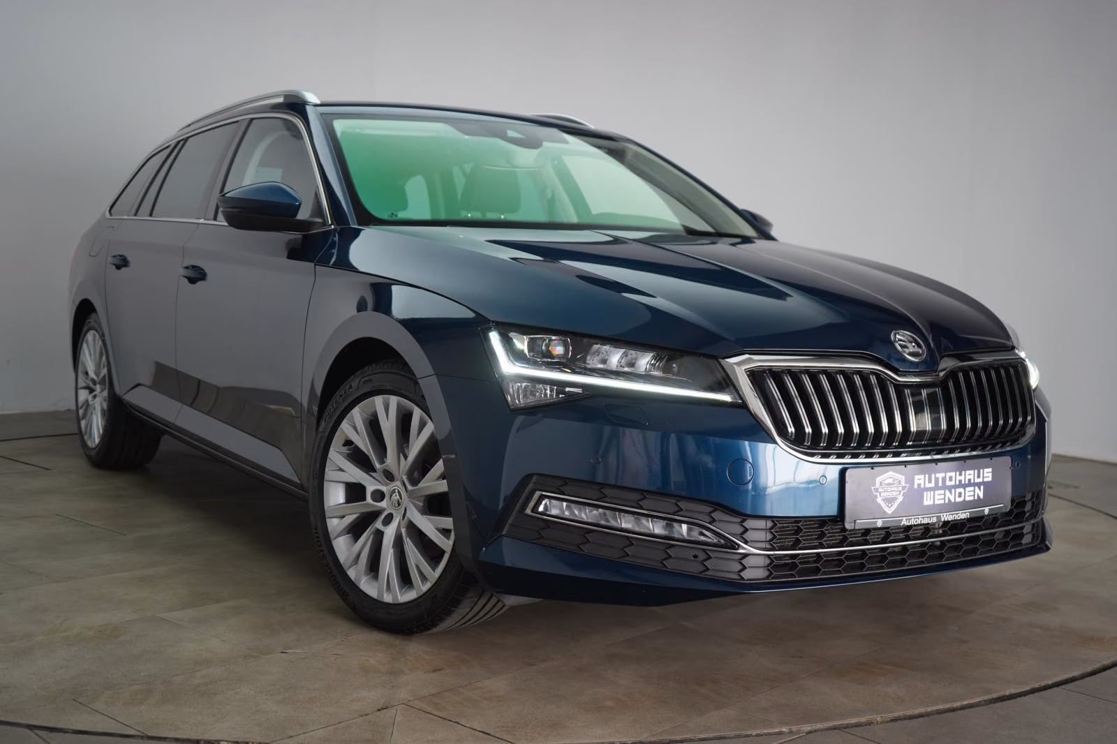 (B-630) Skoda Superb Combi 2.0 TDI DSG Style Kamera/ACC/LED/Na - Image 1