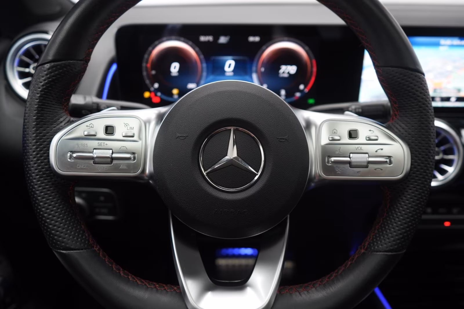 (B-578) Mercedes-Benz GLB 220 d 4Matic 8G-DCT AMG Distronic/Kamera - Image 16
