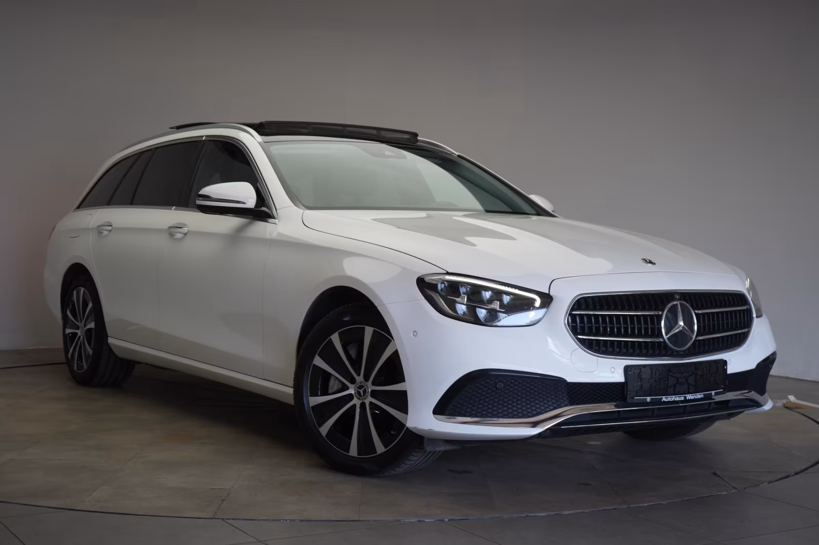 (B-222) Mercedes-Benz(Hybrid) E 300 de 4Matic T 9G-Tronic Avantgarde Temp/Ka - Image 1