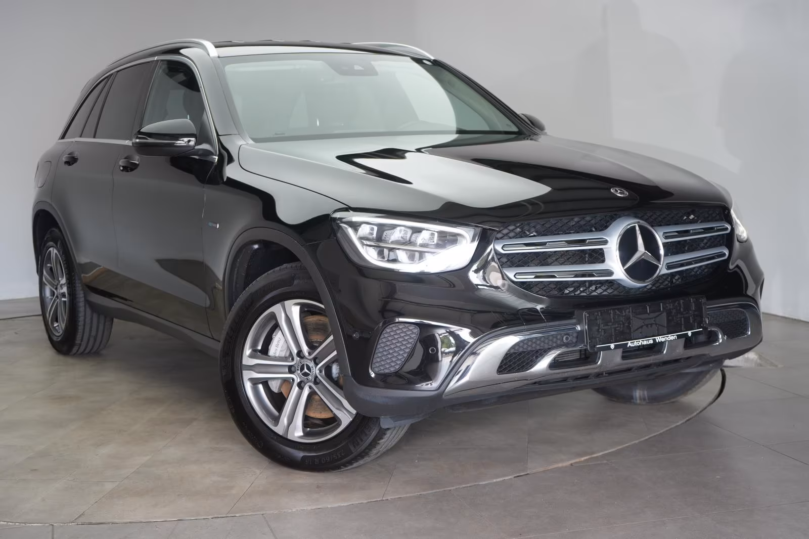 (B-084) Mercedes-Benz(Hybrid) GLC 300 de 4Matic 9G-Tronic AMG Line CarPlay/ - Image 1