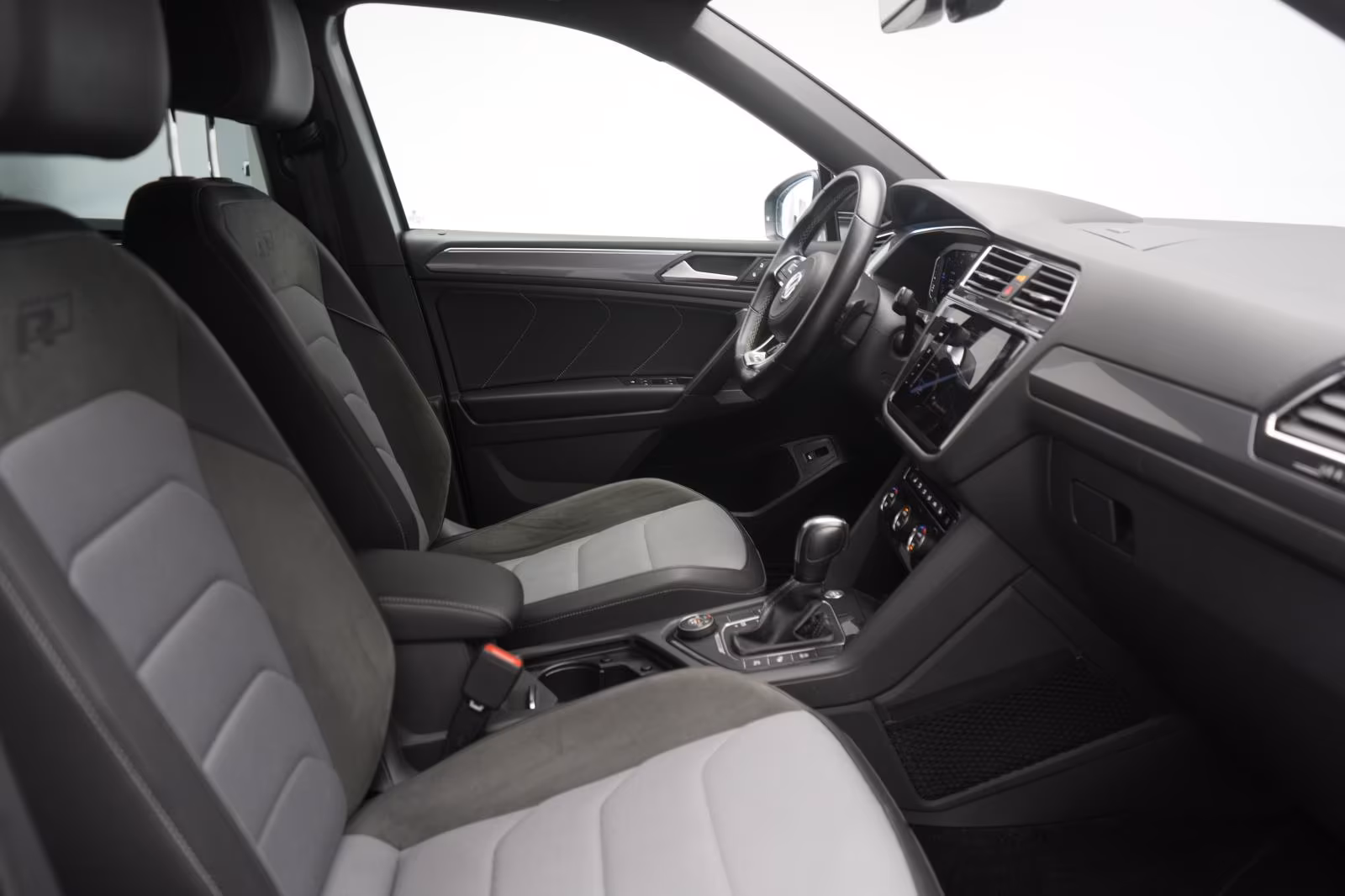 (B-592) Volkswagen Tiguan Allspace 2.0 TDI 4Motion DSG Highline R l - Image 9