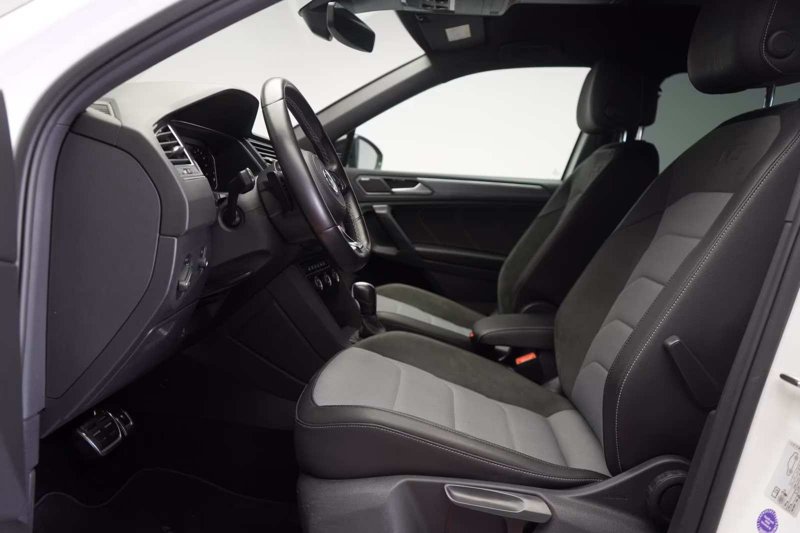 (B-480) Volkswagen Tiguan Allspace 2.0 TDI 4Motion DSG R line Navi - Image 5