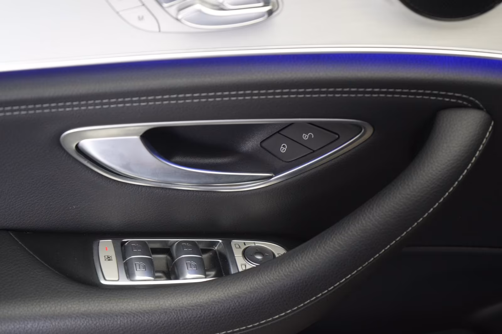 (B-599) Mercedes-Benz(7 ghế) E 300 d 4Matic T 9G-Tronic AMG Distroni - Image 13