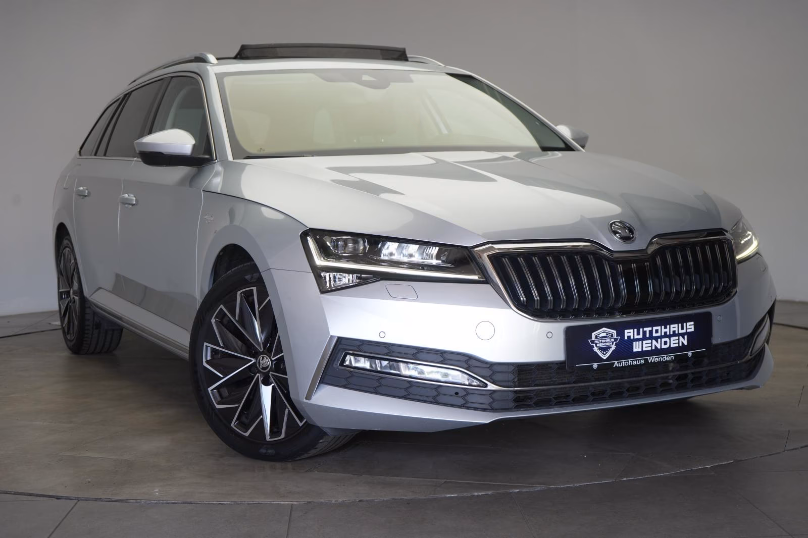 (B-190) Skoda Superb 2.0 TDI DSG L&K Leder/ACC/Pano/Canton/Vir - Image 1