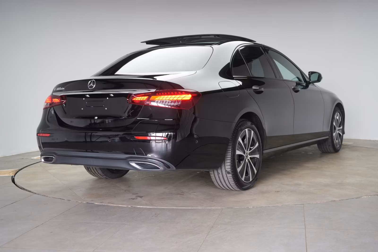 (B-647) Mercedes-Benz(Hybrid) E 300 de 9G-Tronic Avantgarde Distronic/Kamera/ - Image 5