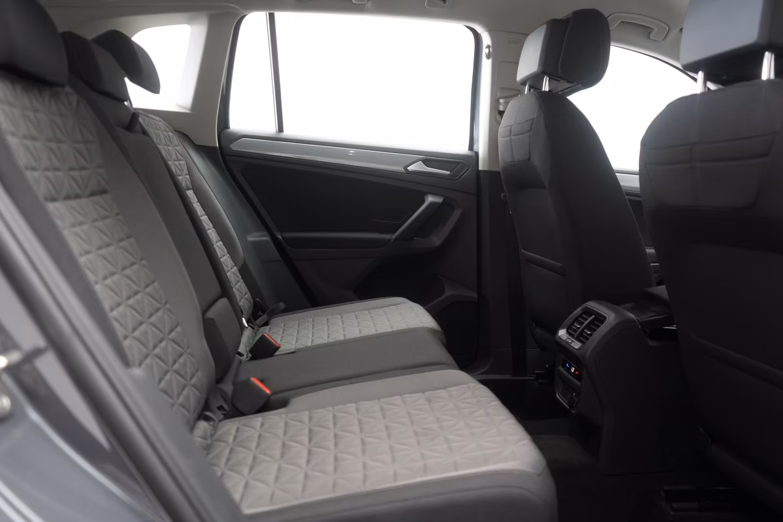 (B-133) Volkswagen Tiguan 2.0 TDI 4Motion DSG Navi/ACC/AHK - Image 11