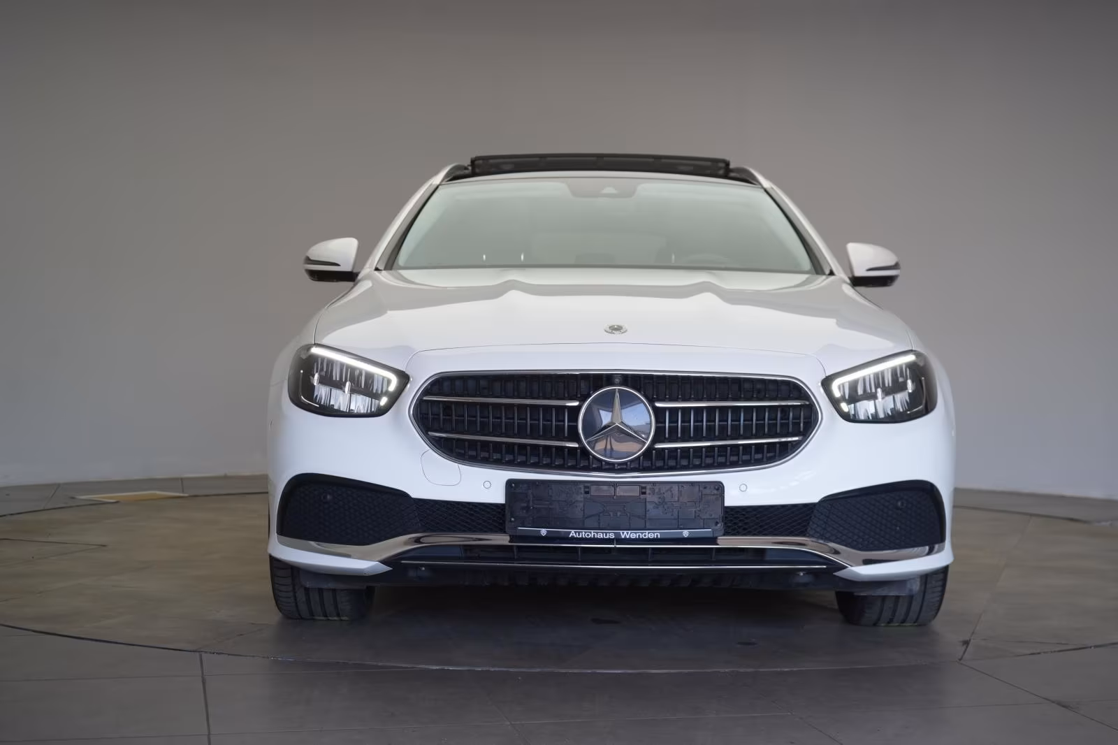 (B-222) Mercedes-Benz(Hybrid) E 300 de 4Matic T 9G-Tronic Avantgarde Temp/Ka - Image 2