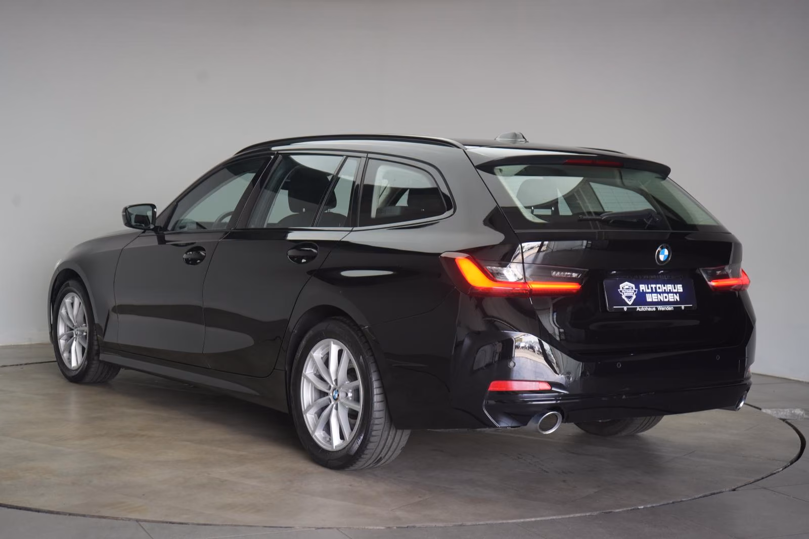 (B-559) BMW 318 d Touring CarPlay/Temp/Lane/Wide/LED - Image 4