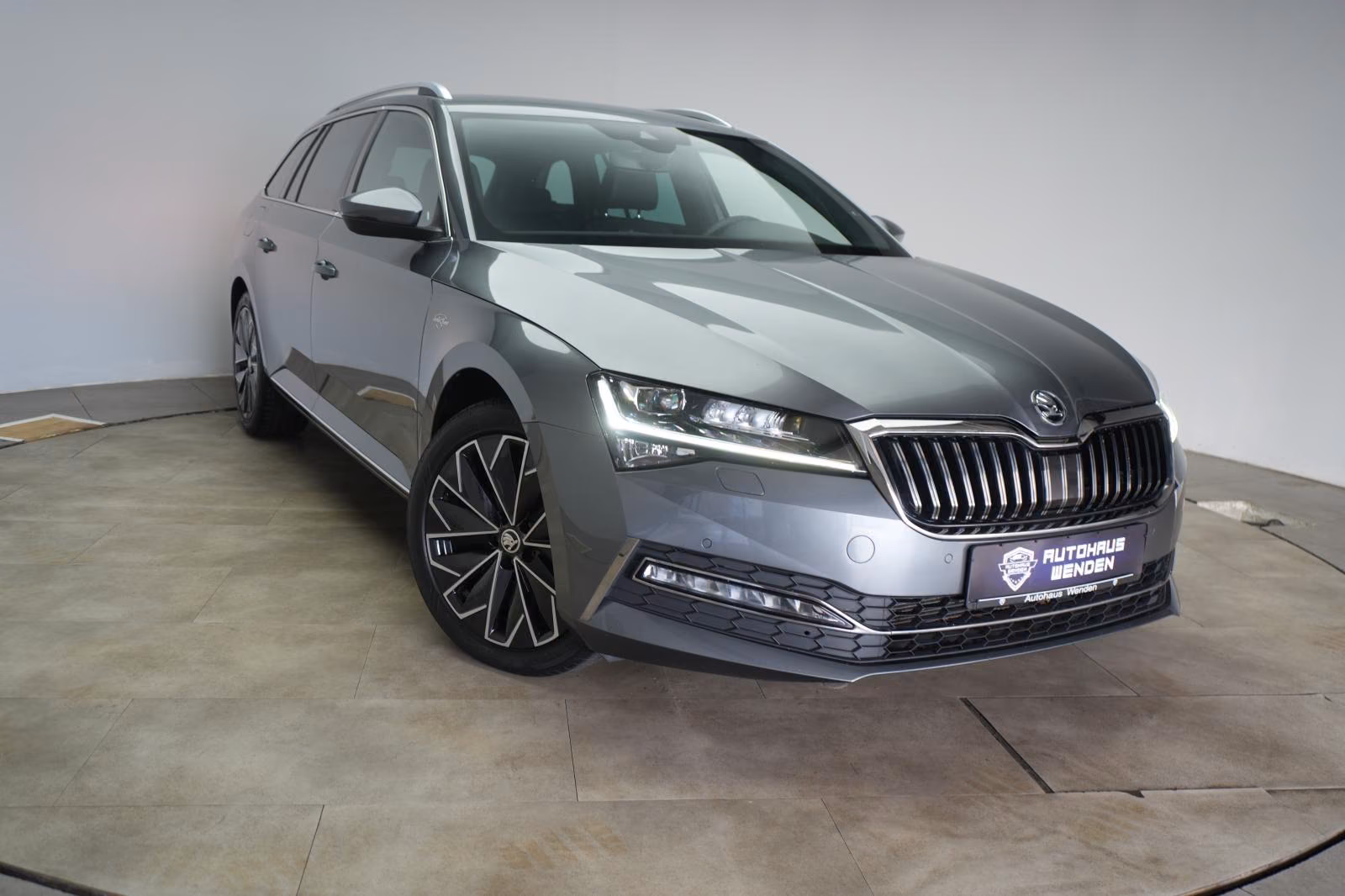 (B-097) Skoda Superb L&K 2.0 TDI DSG Leder/ACC/Kamera/AHK/Stan - Image 1