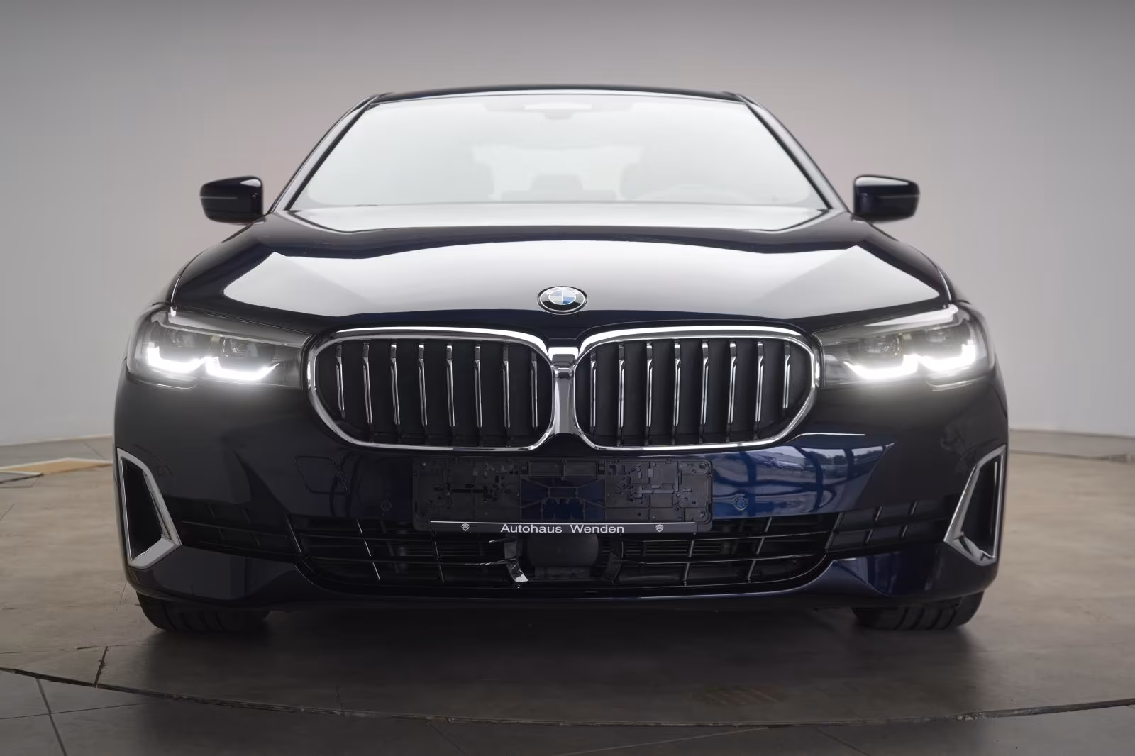 (B-568) BMW 520 i Luxury Line - Image 2
