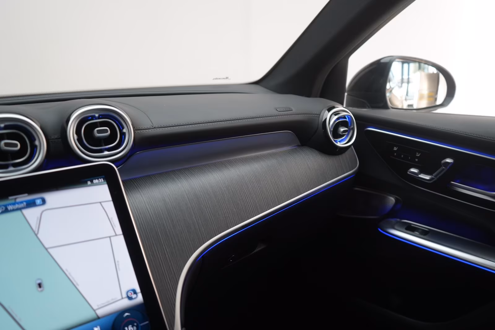 (B-021) Mercedes-Benz GLC 300 4Matic 9G-Tronic AMG Line Advanced  - Image 17