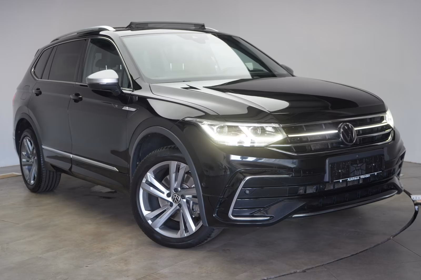 (B-752) Volkswagen Tiguan Allspace 2.0 TDI 4Motion DSG R-Line HUD/P - Image 1