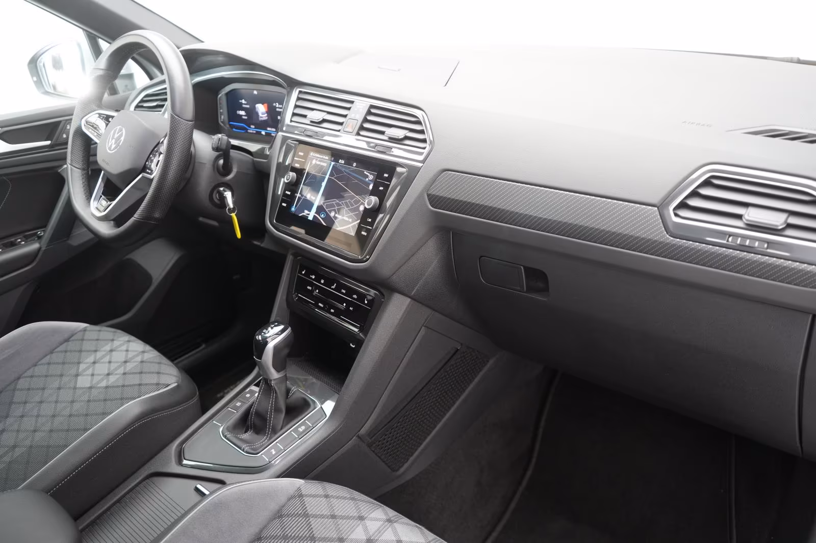 (B-648) Volkswagen Tiguan 2.0 TDI DSG R line ACC/Lane/Appconnect/AH - Image 10