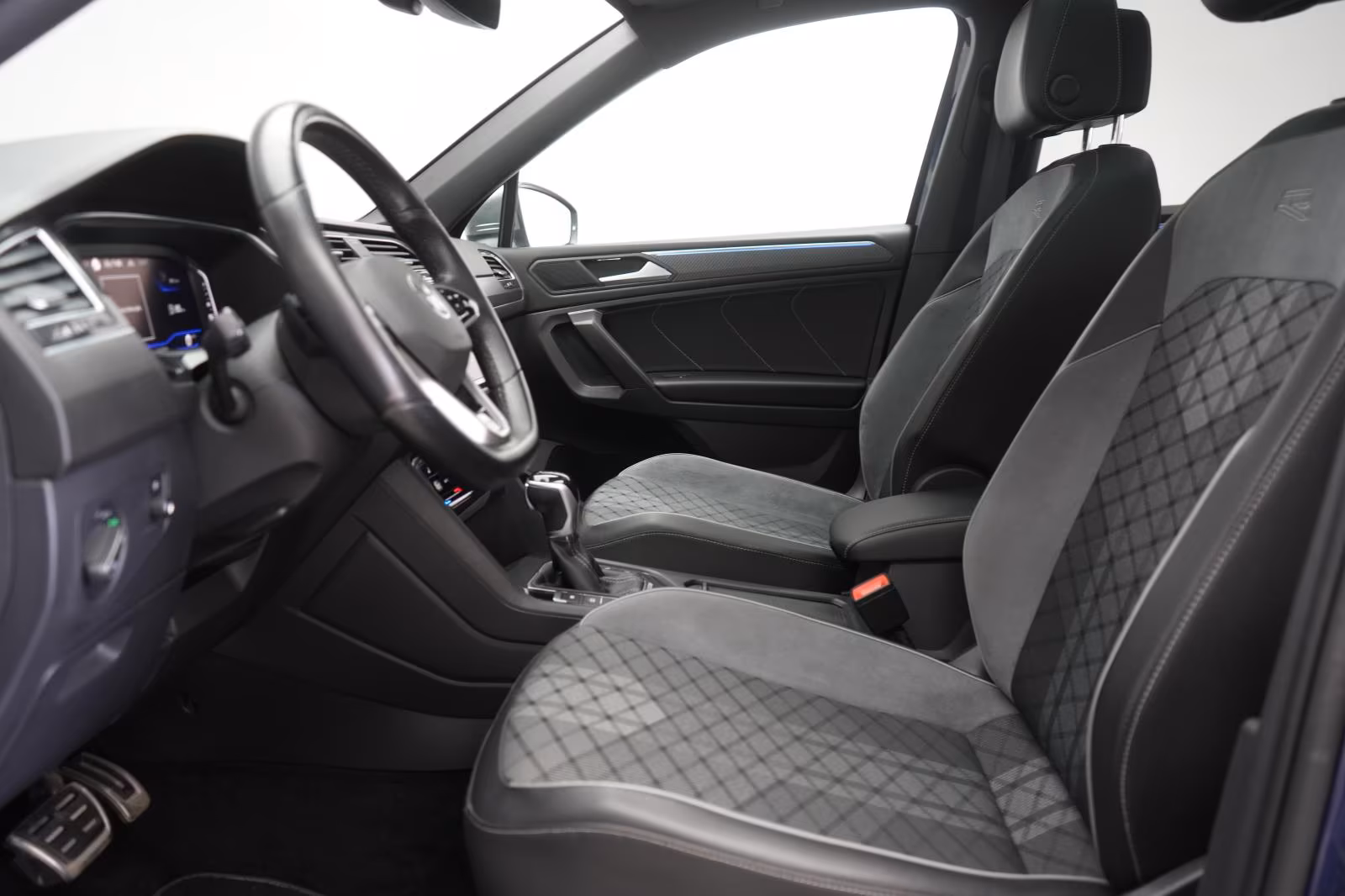 (B-566) Volkswagen Tiguan 2.0 TSI 4Motion DSG R-Line - Image 6