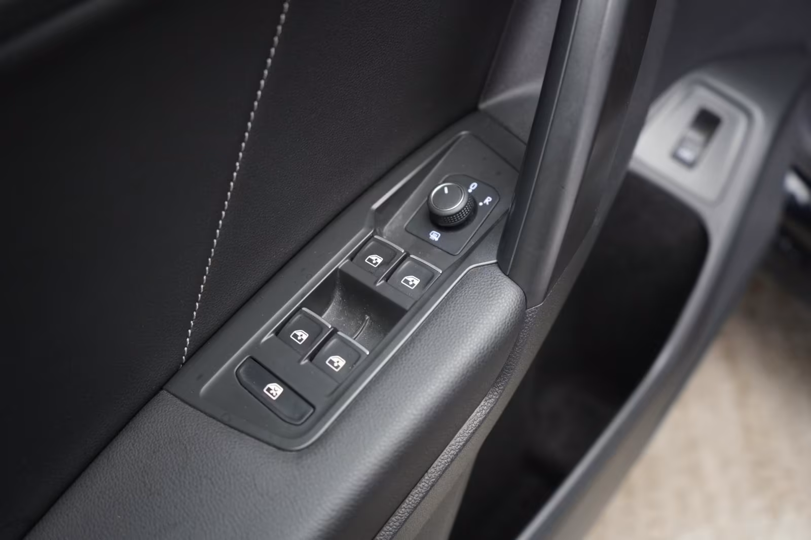 (B-134) Volkswagen Tiguan Allspace 2.0 TDI 4Motion DSG R line Navi/ - Image 16