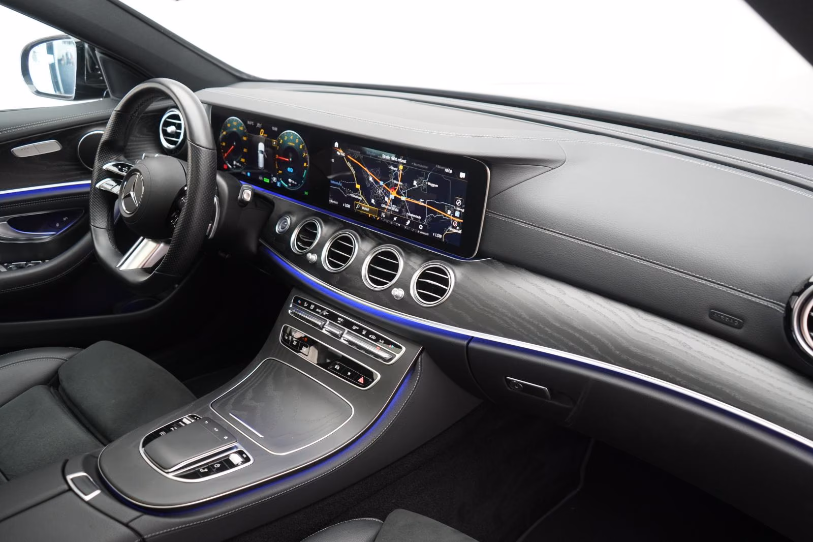 (B-150) Mercedes-Benz(Hybrid) E 300 e T AMG Distronic/Kamera/Pano/Carplay/Lane - Image 10