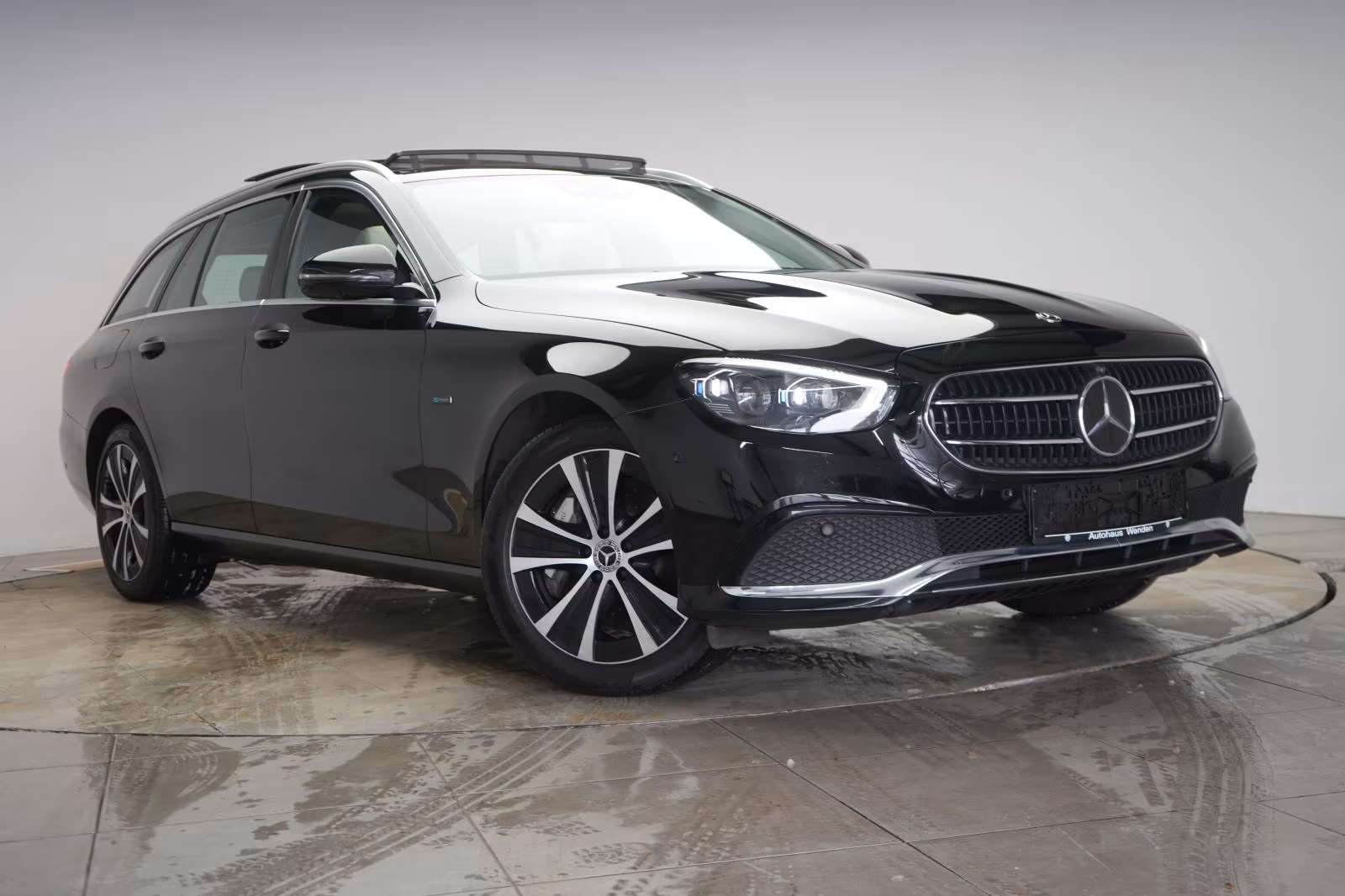 (B-662) Mercedes-Benz(Hybrid) E 300 de T 9G-Tronic Avantgarde Distronic/Kamera - Image 1