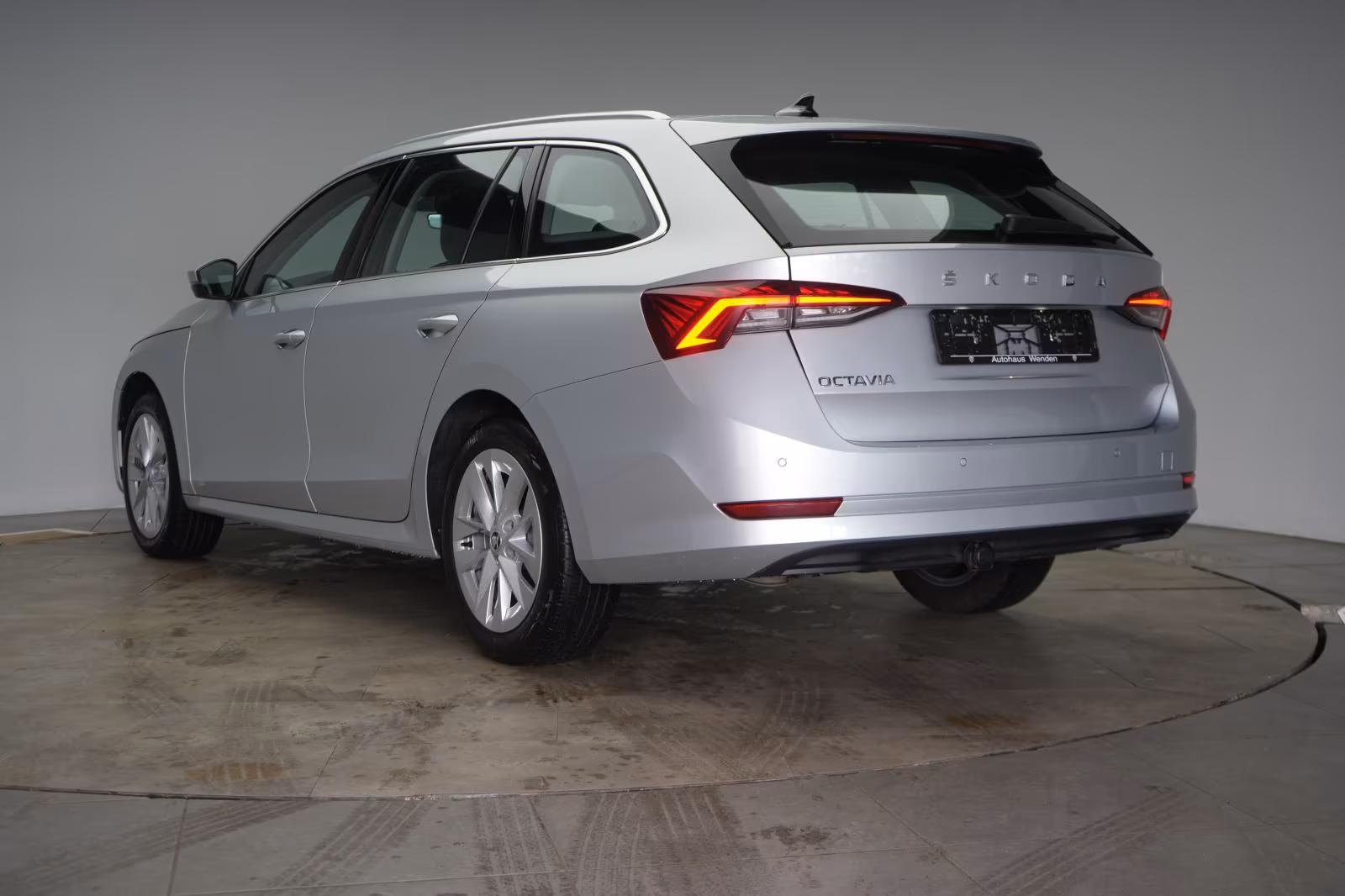 (B-306) Skoda Octavia 2.0 TDI DSG Style ACC/Virtual/Lane/Side/ - Image 4
