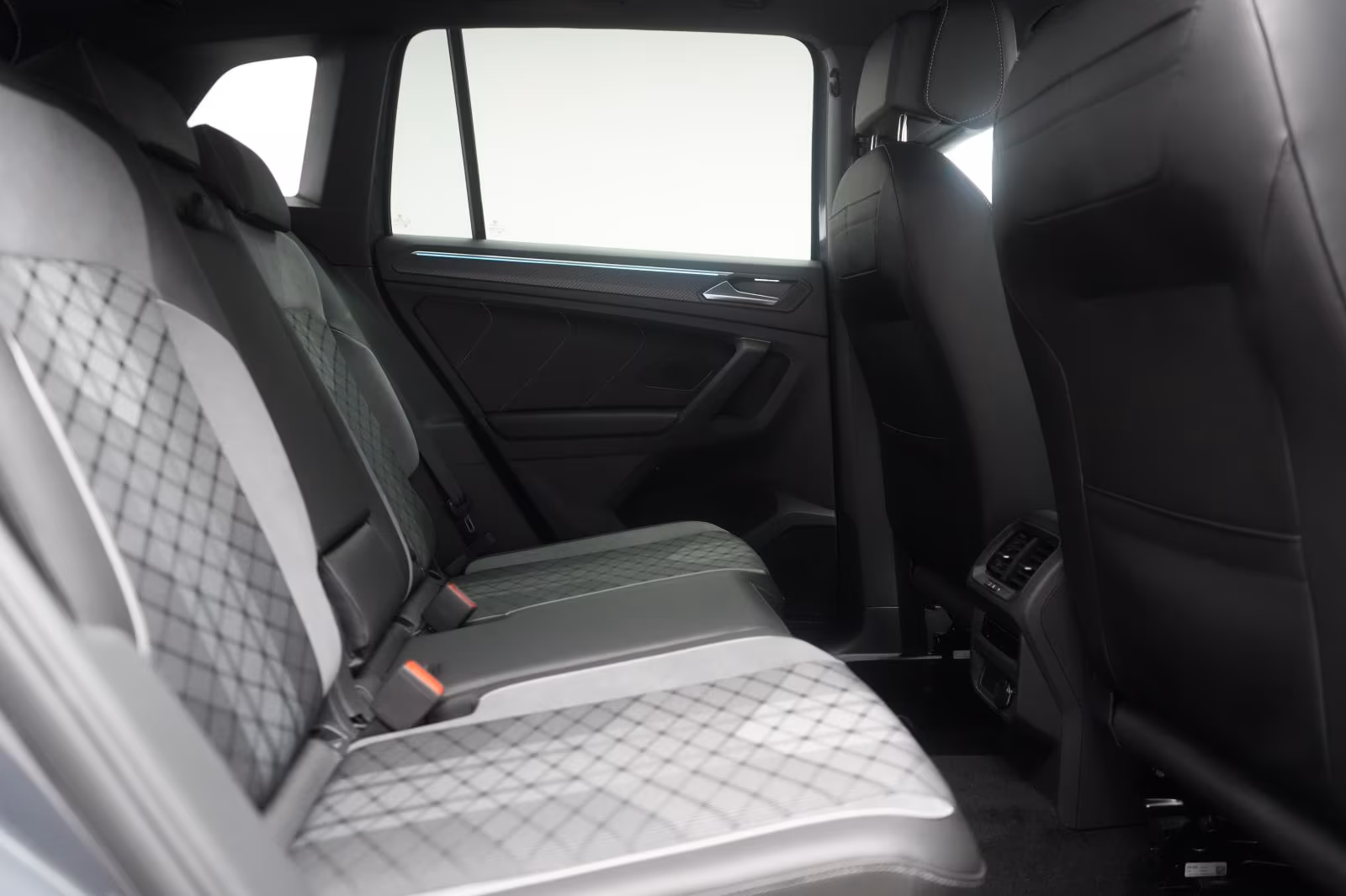 (B-131) Volkswagen Tiguan 1.4 eHybrid DSG R-Line Matrix/DCC/IQ.Driv - Image 11