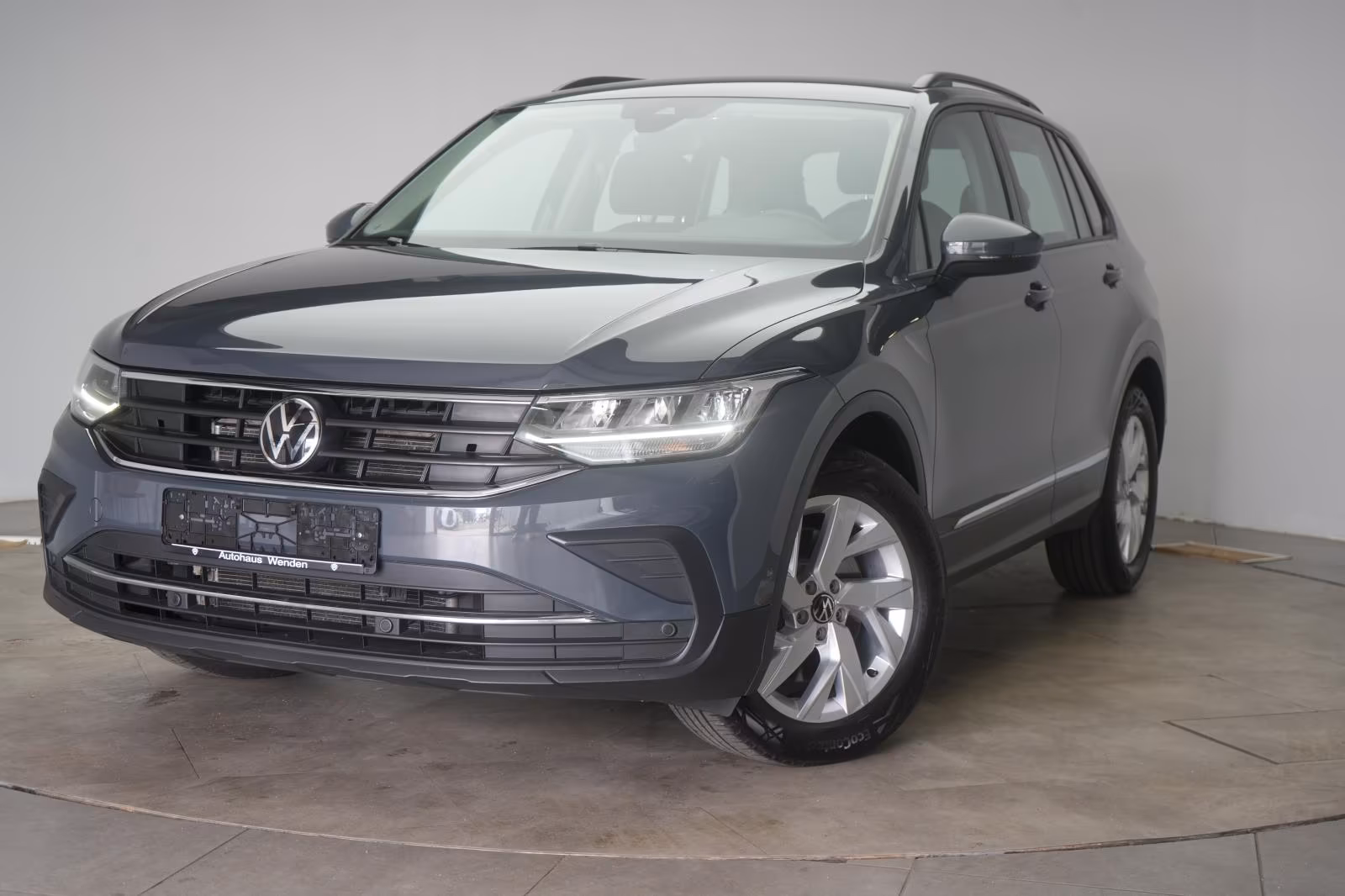 (B-133) Volkswagen Tiguan 2.0 TDI 4Motion DSG Navi/ACC/AHK - Image 3