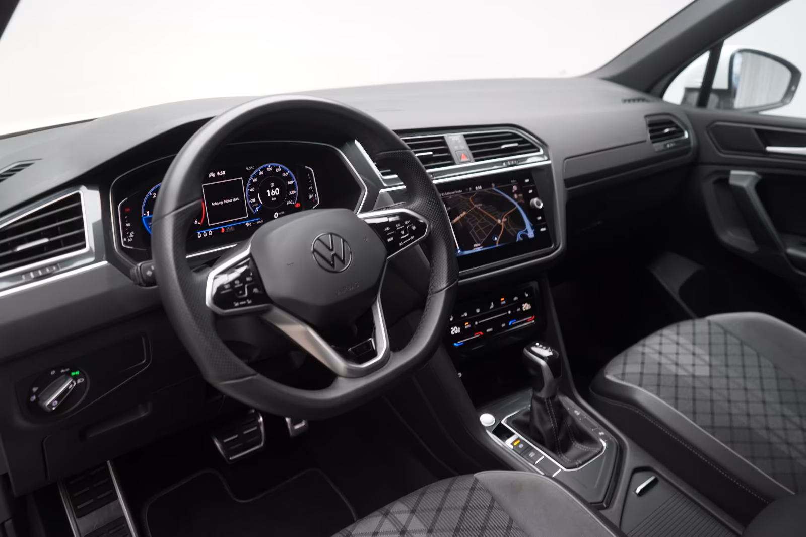 (B-655) Volkswagen Tiguan 2.0 TDI DSG R Line ACC/Virtual/Lane/AHK/ - Image 8