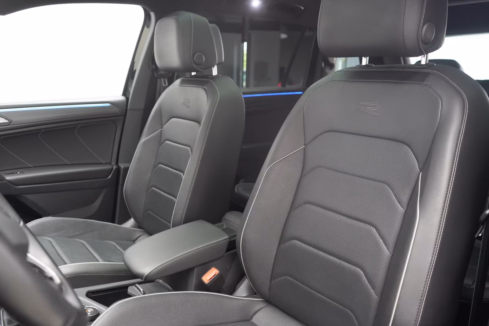 (B-538) Volkswagen Tiguan Allspace 2.0 TDI 4Motion DSG R-Line Leder - Image 7