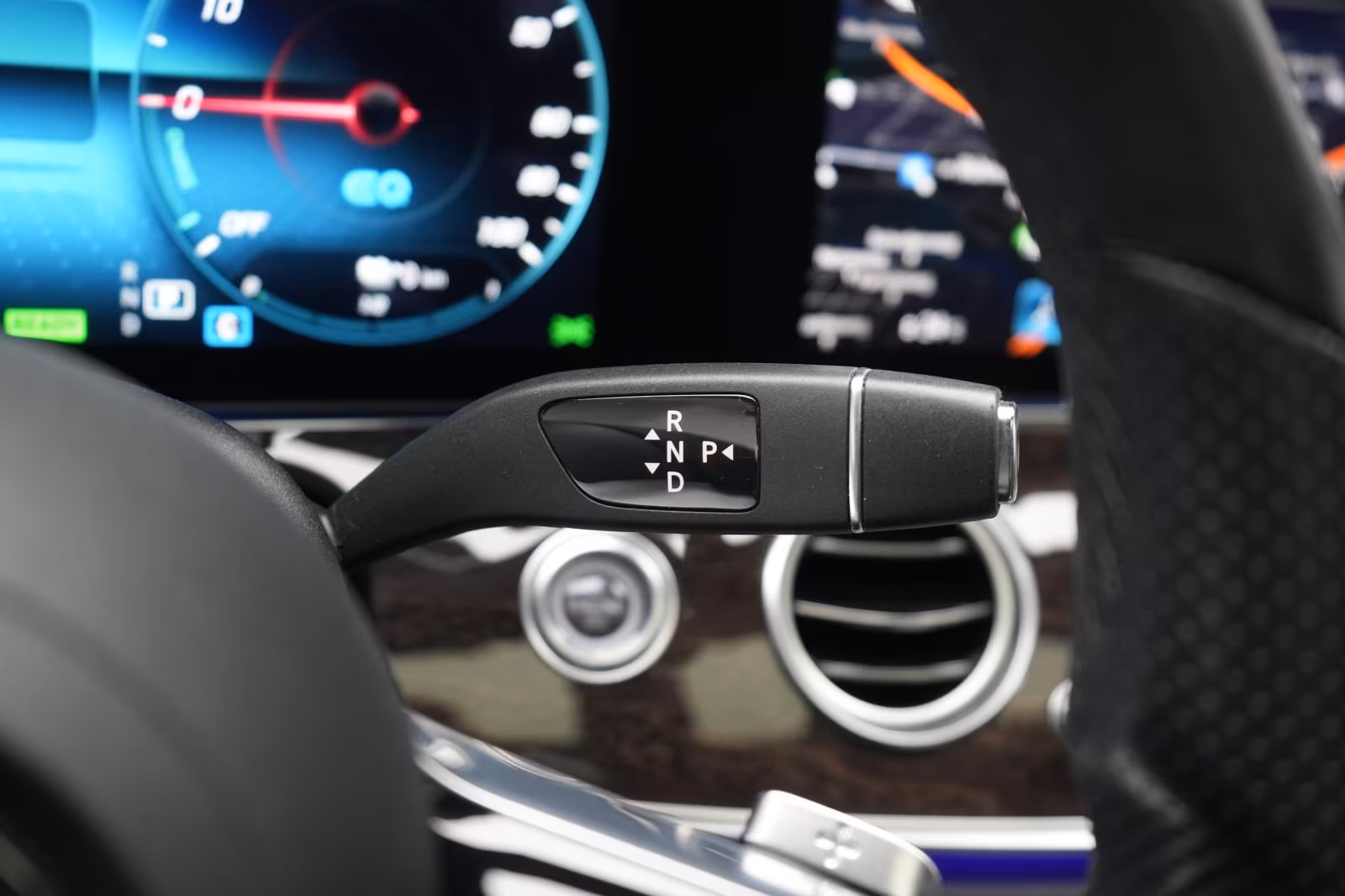 (B-093) Mercedes-Benz(Hybrid) E 300 e 9G-Tronic AMG Line - Image 17