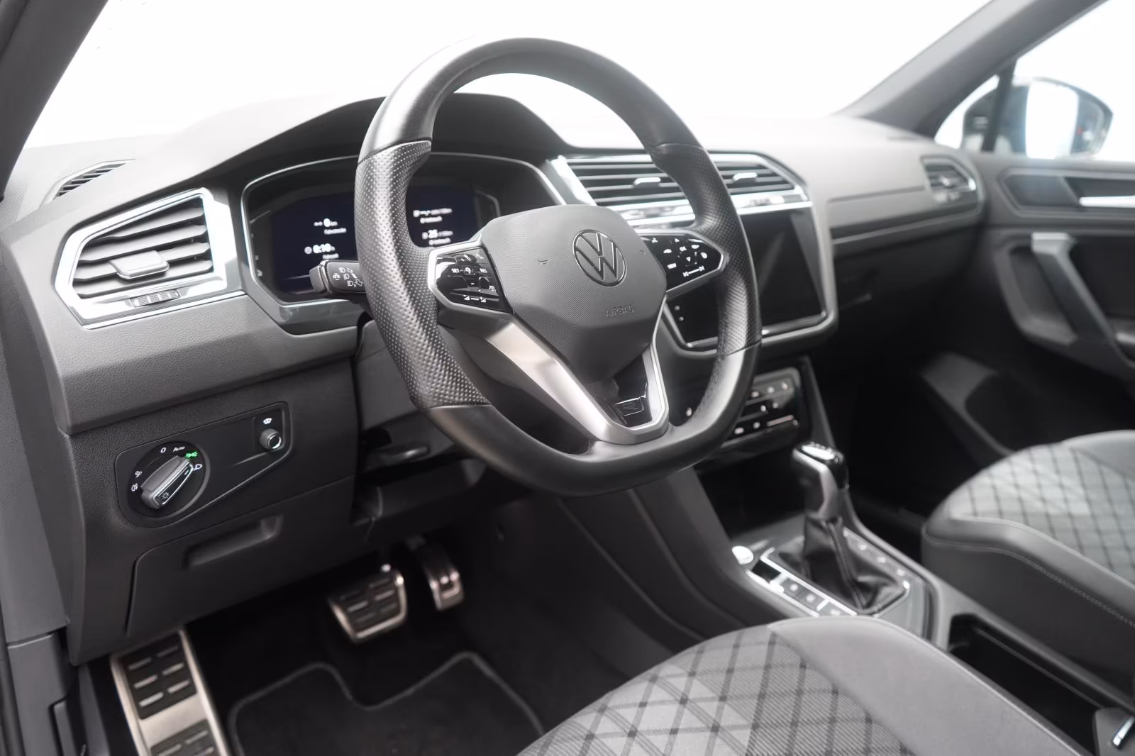 (B-131) Volkswagen Tiguan 1.4 eHybrid DSG R-Line Matrix/DCC/IQ.Driv - Image 8