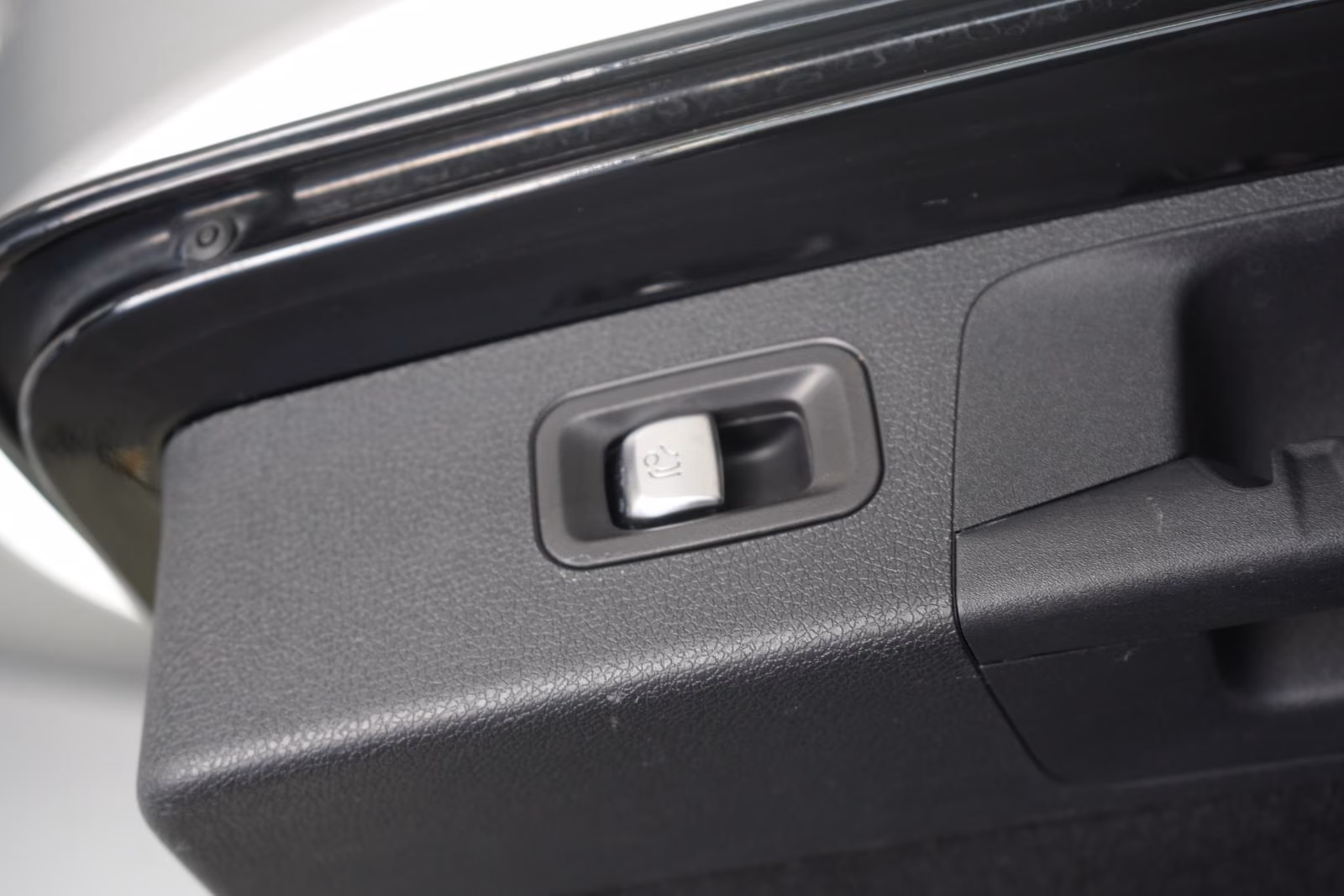 (B-330) Mercedes-Benz(Hybrid) E 300 de 4Matic T 9G-Tronic AMG Kamera/AHK/Wide - Image 23