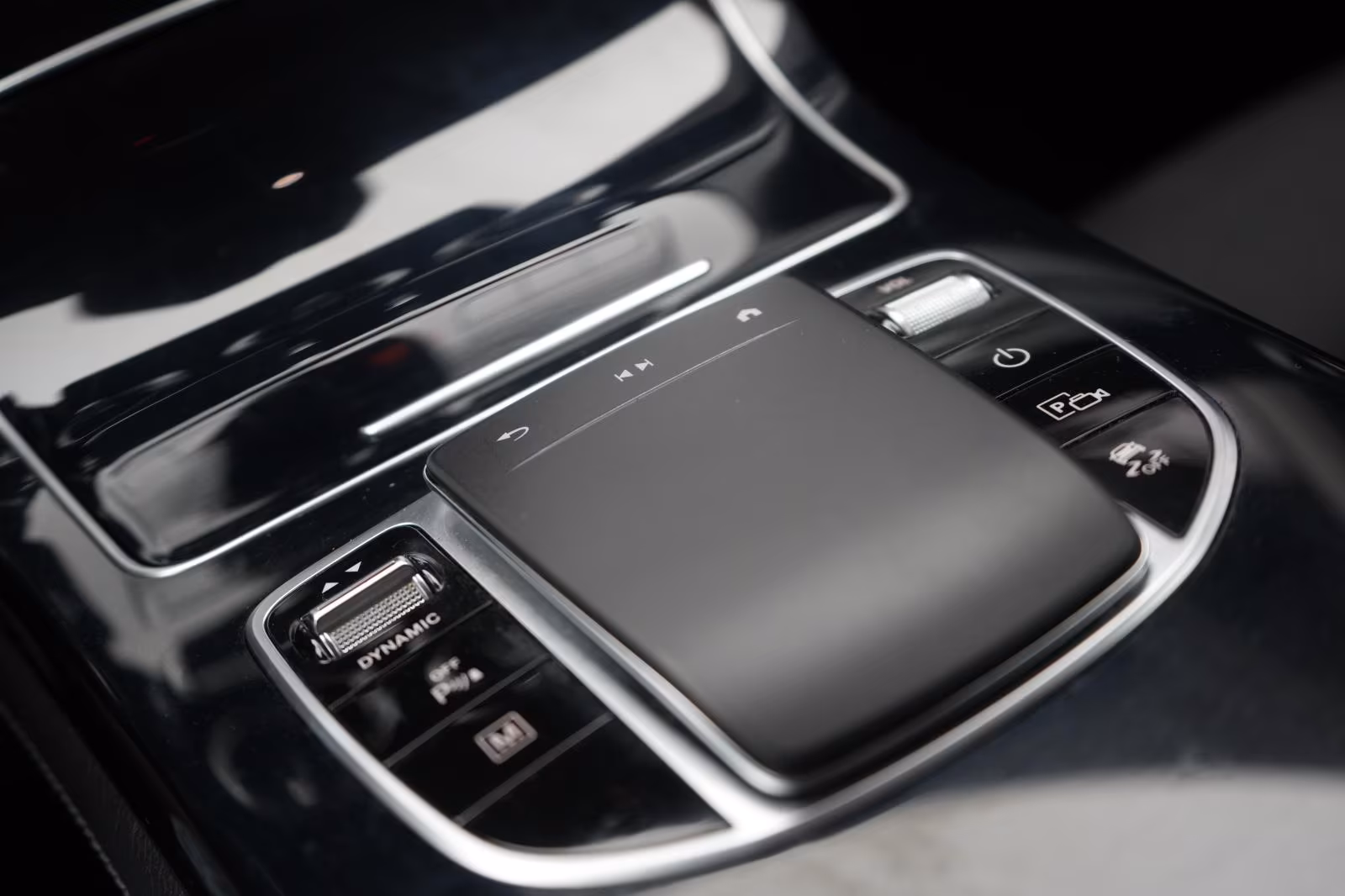 (B-088) Mercedes-Benz GLC 300 e 4Matic 9G-Tronic Distronic/Carplay/Lan - Image 12