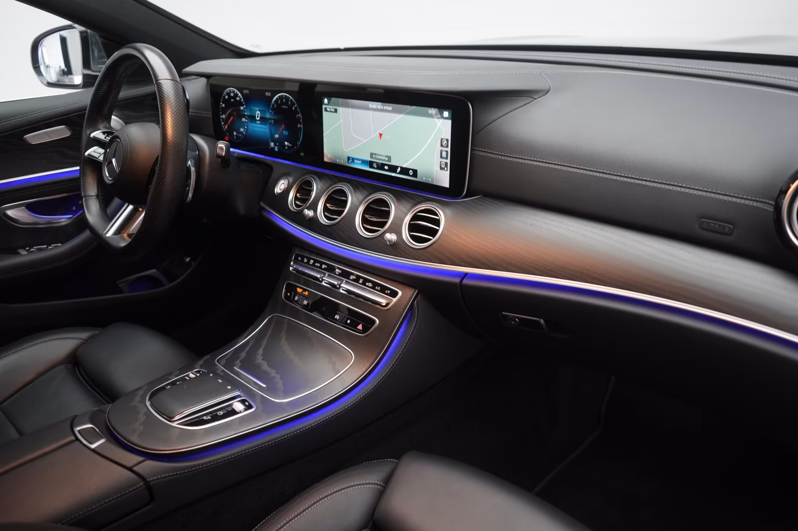 (B-115) Mercedes-Benz(Hybrid) E 300 e T 9G-Tronic AMG Softclose/Leder/HUD/Bu - Image 10